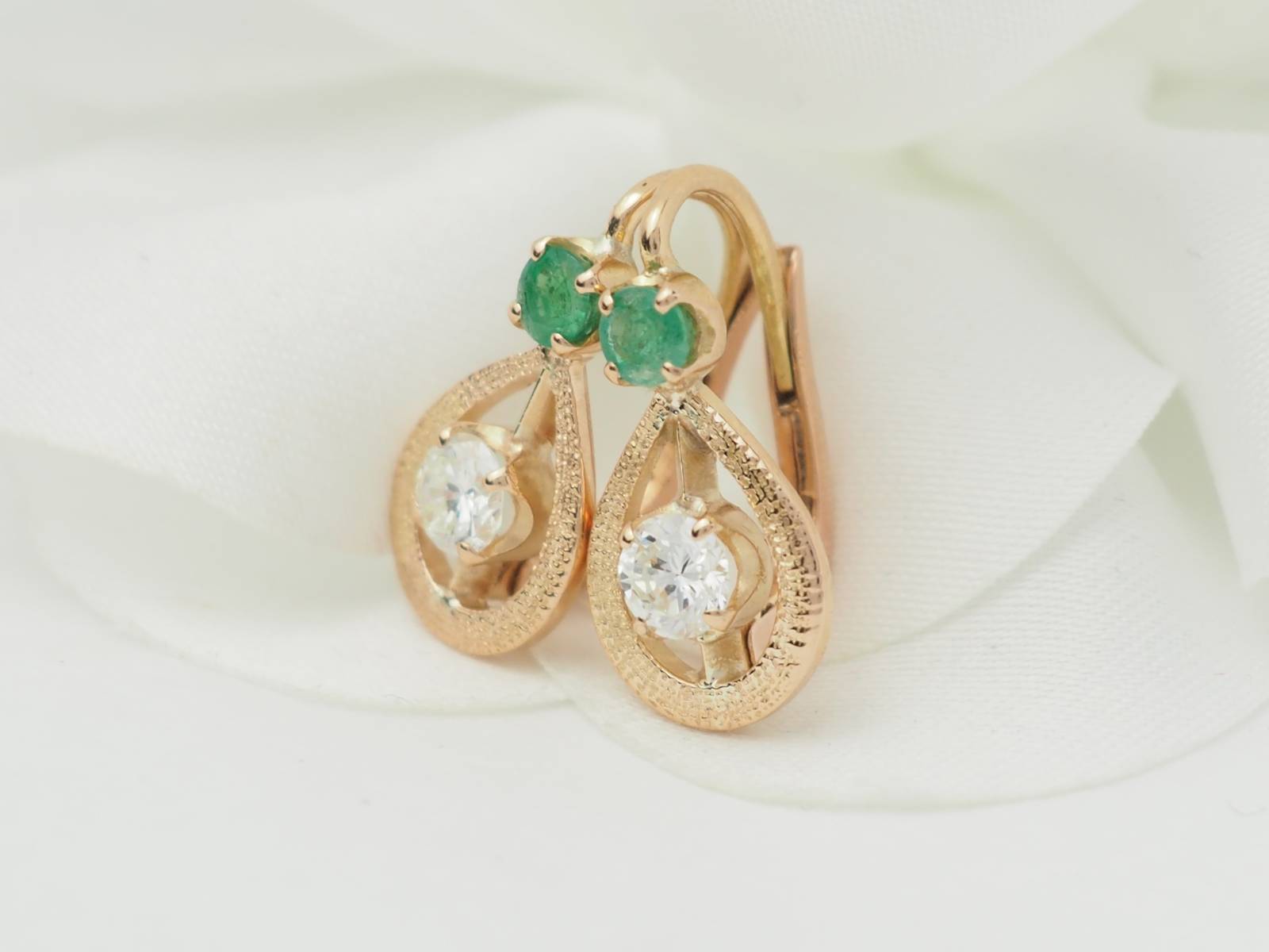 Boucles d'oreilles en or jaune, émeraudes et diamants