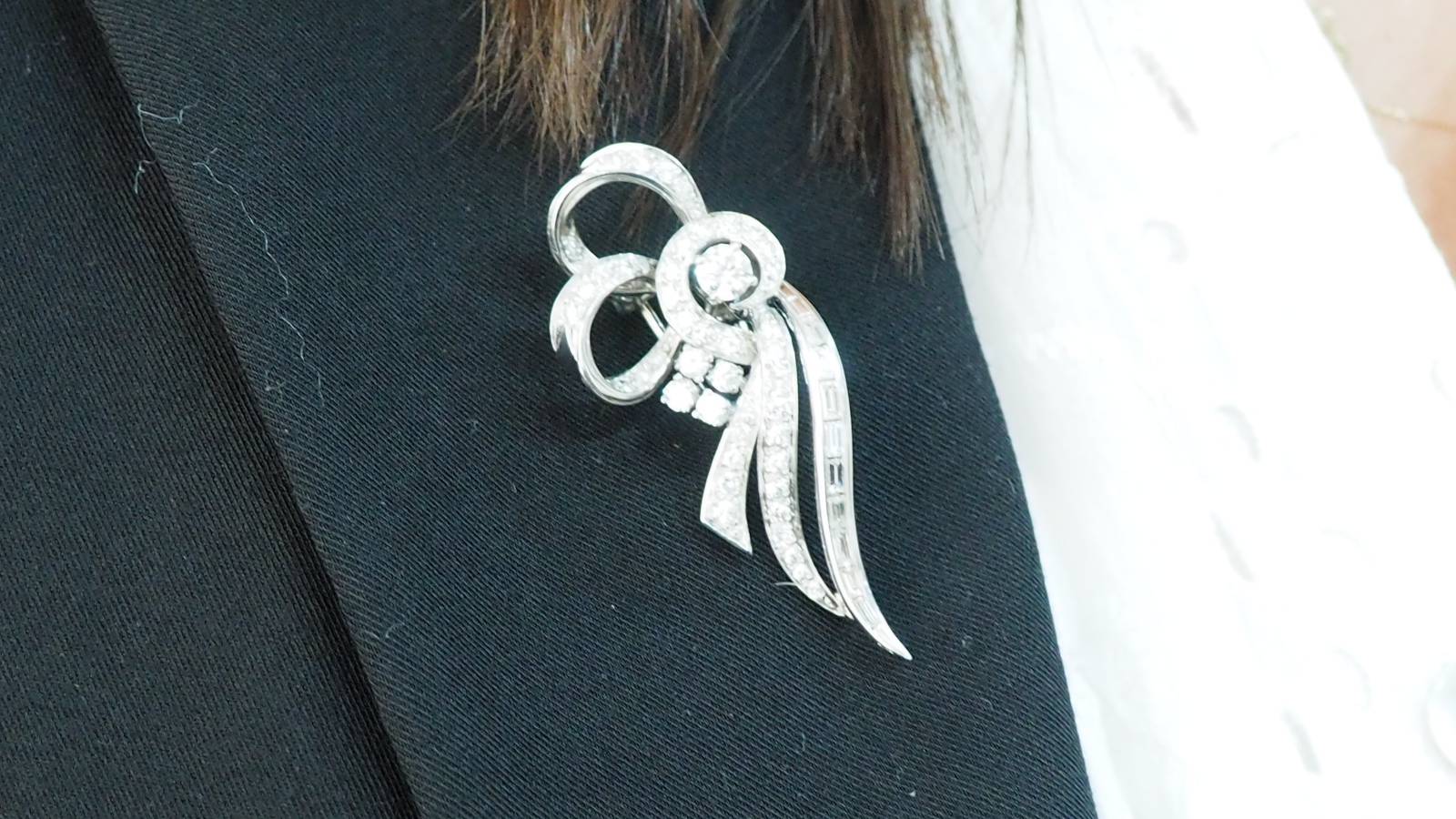 Broche Art déco double clips en or blanc et platine, diamants