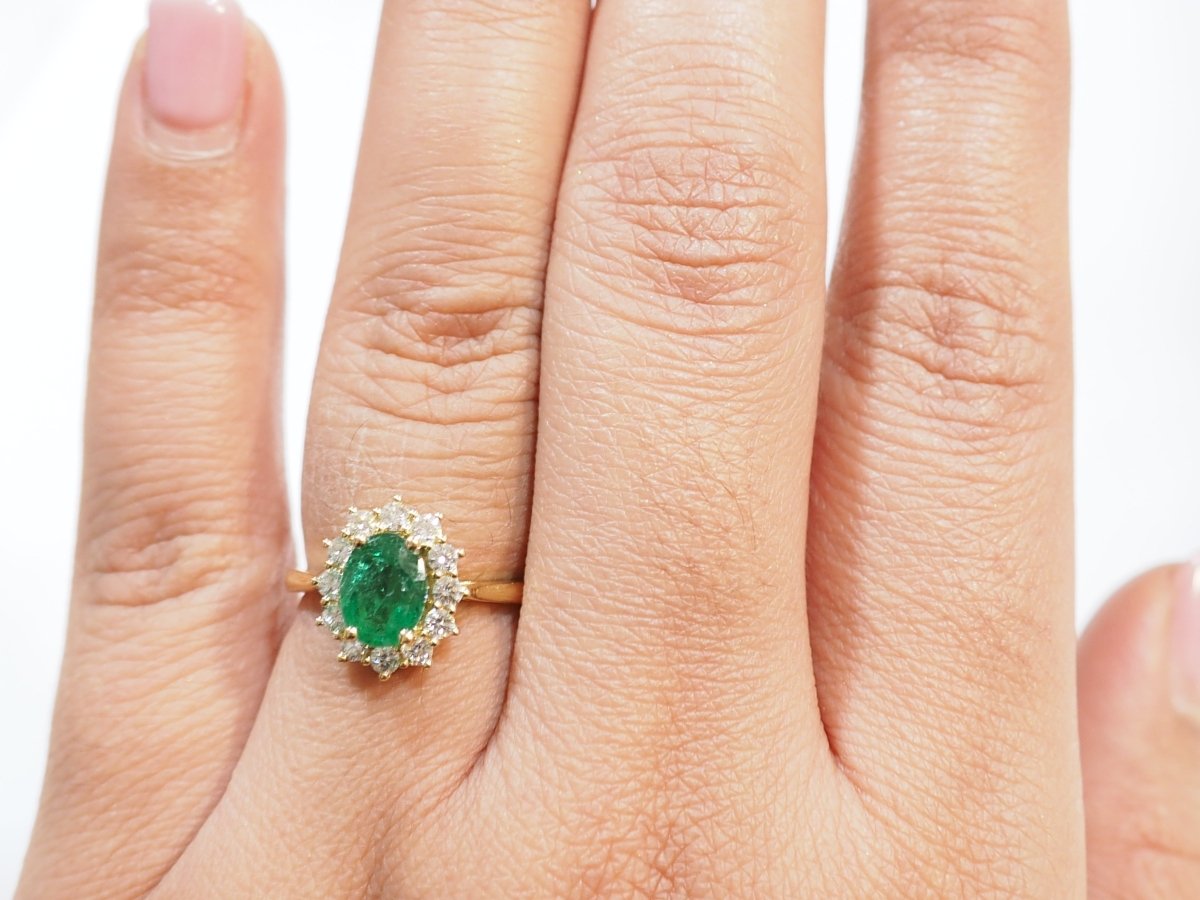 Bague marguerite en or jaune, émeraude et diamants - Maison Eloe