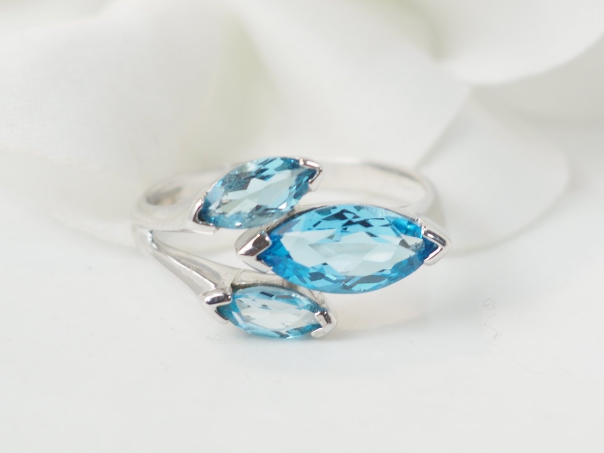 Bague en or blanc et topazes bleues - Maison Eloe