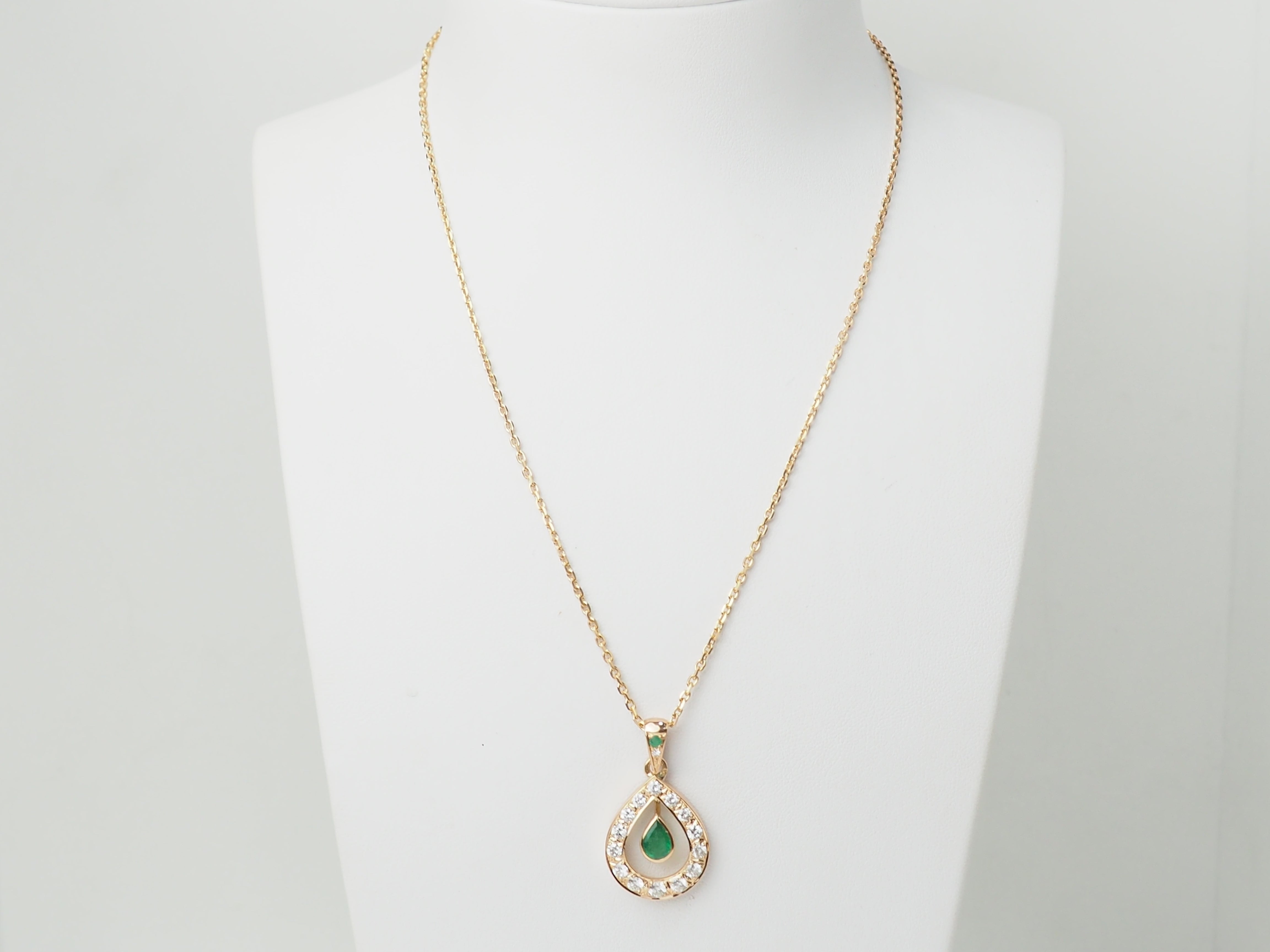 Collier pendentif en or jaune, émeraude et diamants