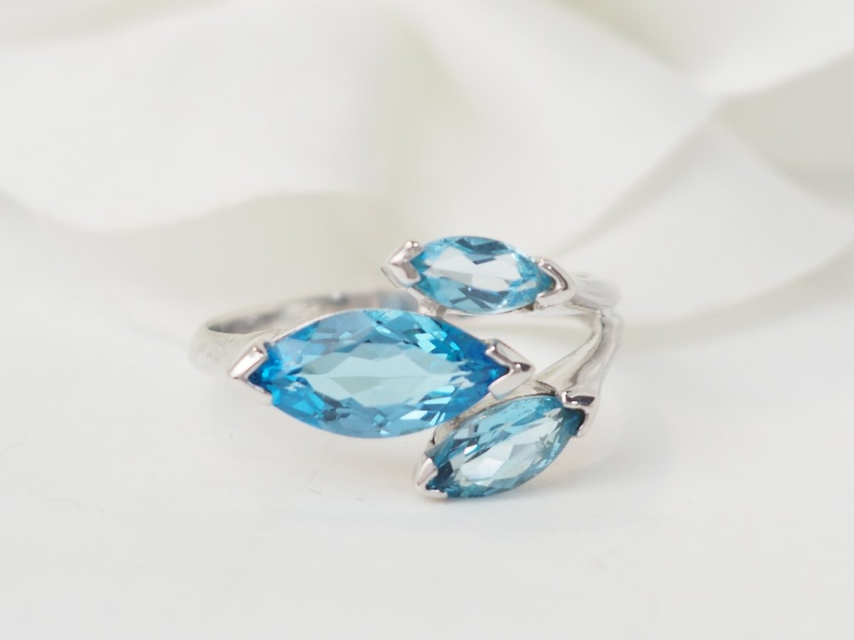 Bague en or blanc et topazes bleues - Maison Eloe
