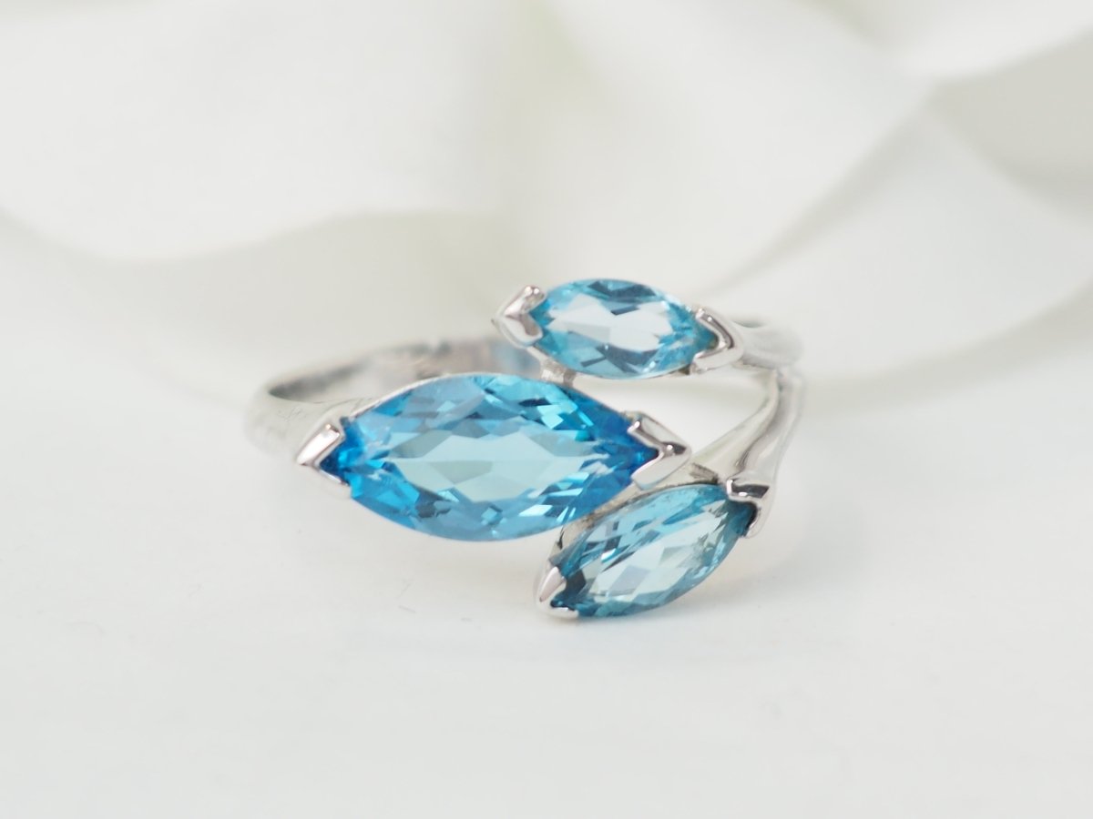 Bague en or blanc et topazes bleues - Maison Eloe