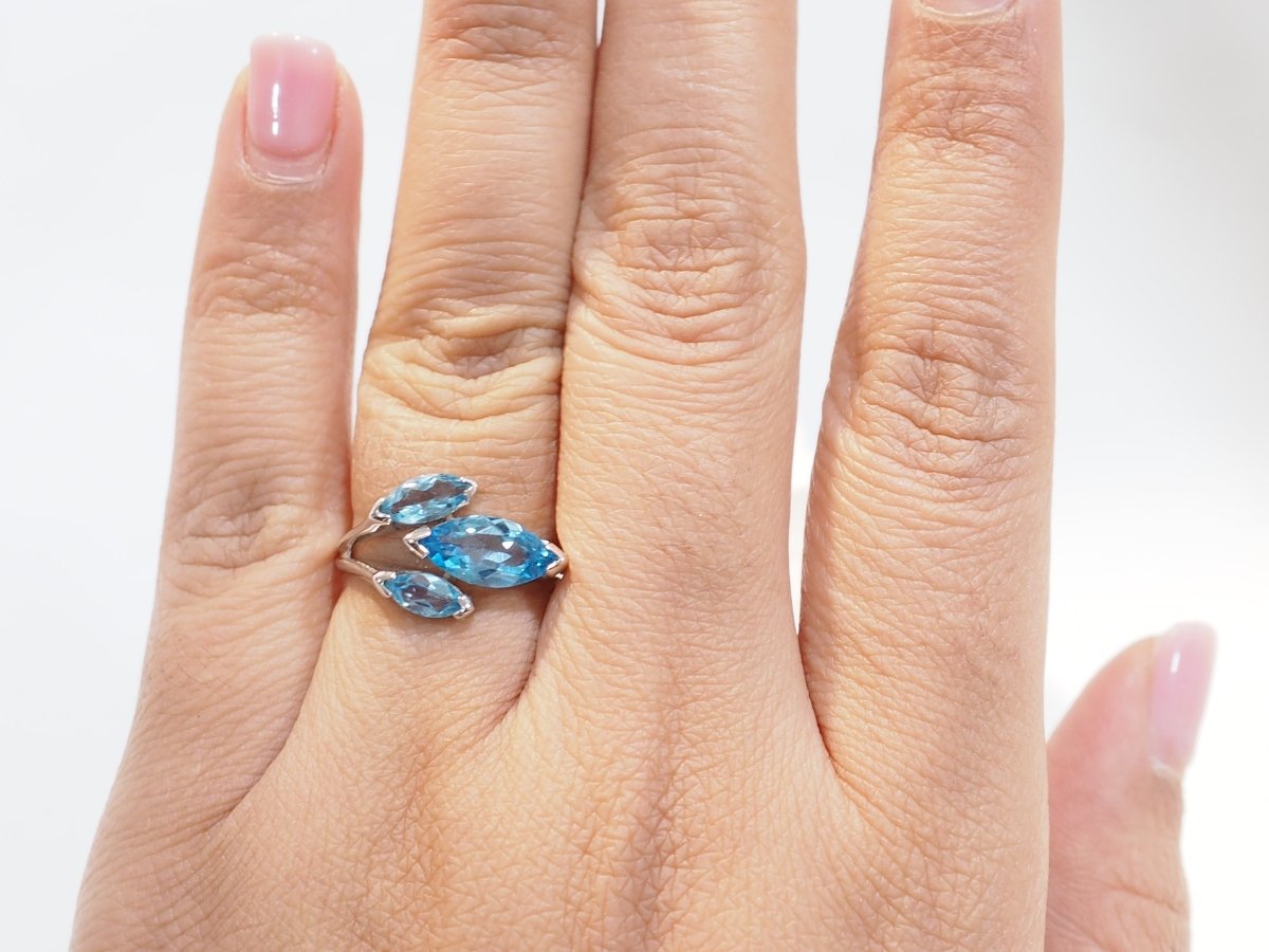 Bague en or blanc et topazes bleues - Maison Eloe