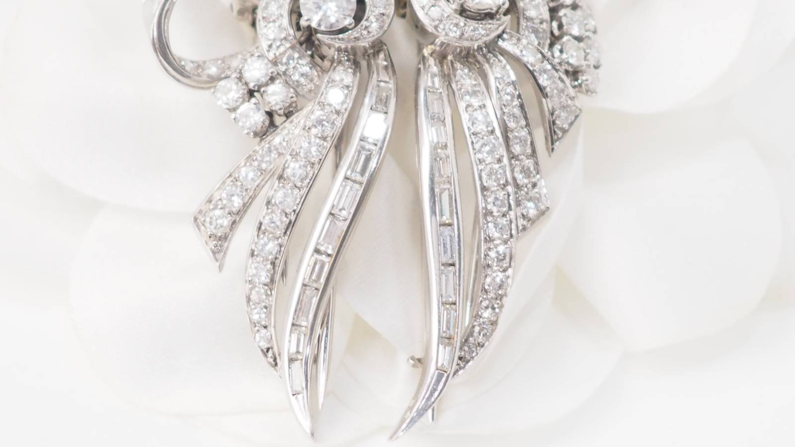 Broche Art déco double clips en or blanc et platine, diamants