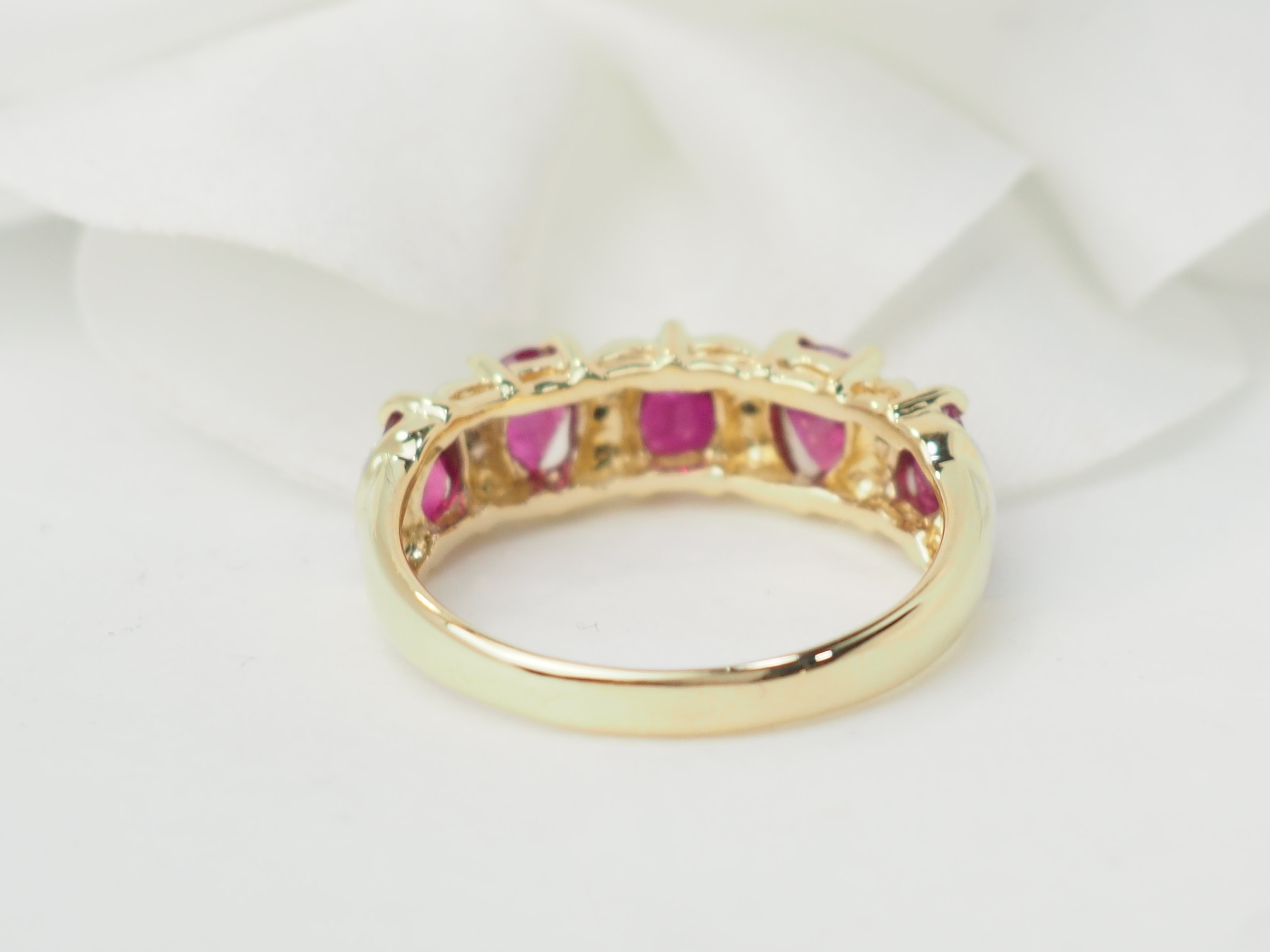 Bague en or jaune, rubis et diamants