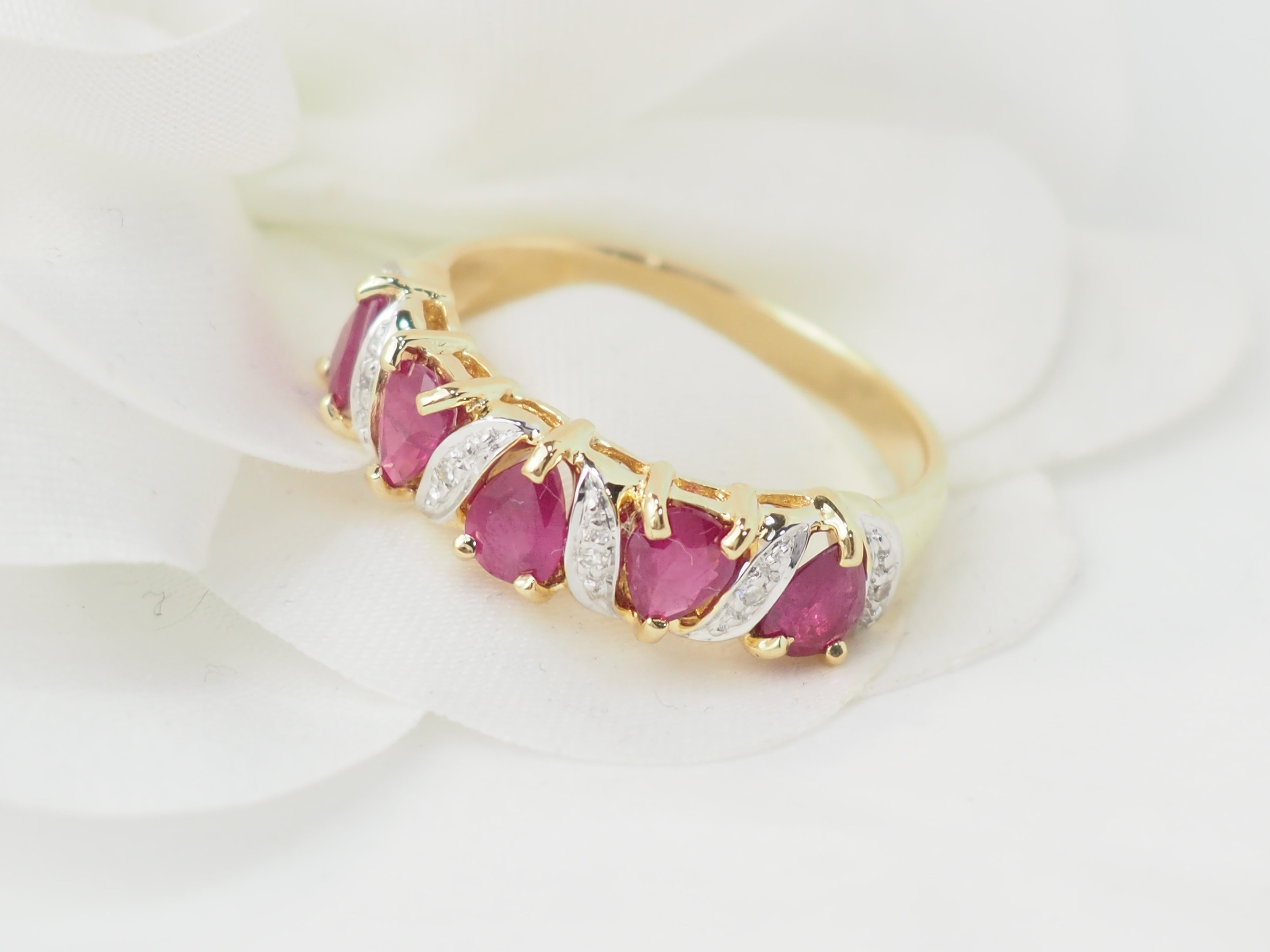Bague en or jaune, rubis et diamants