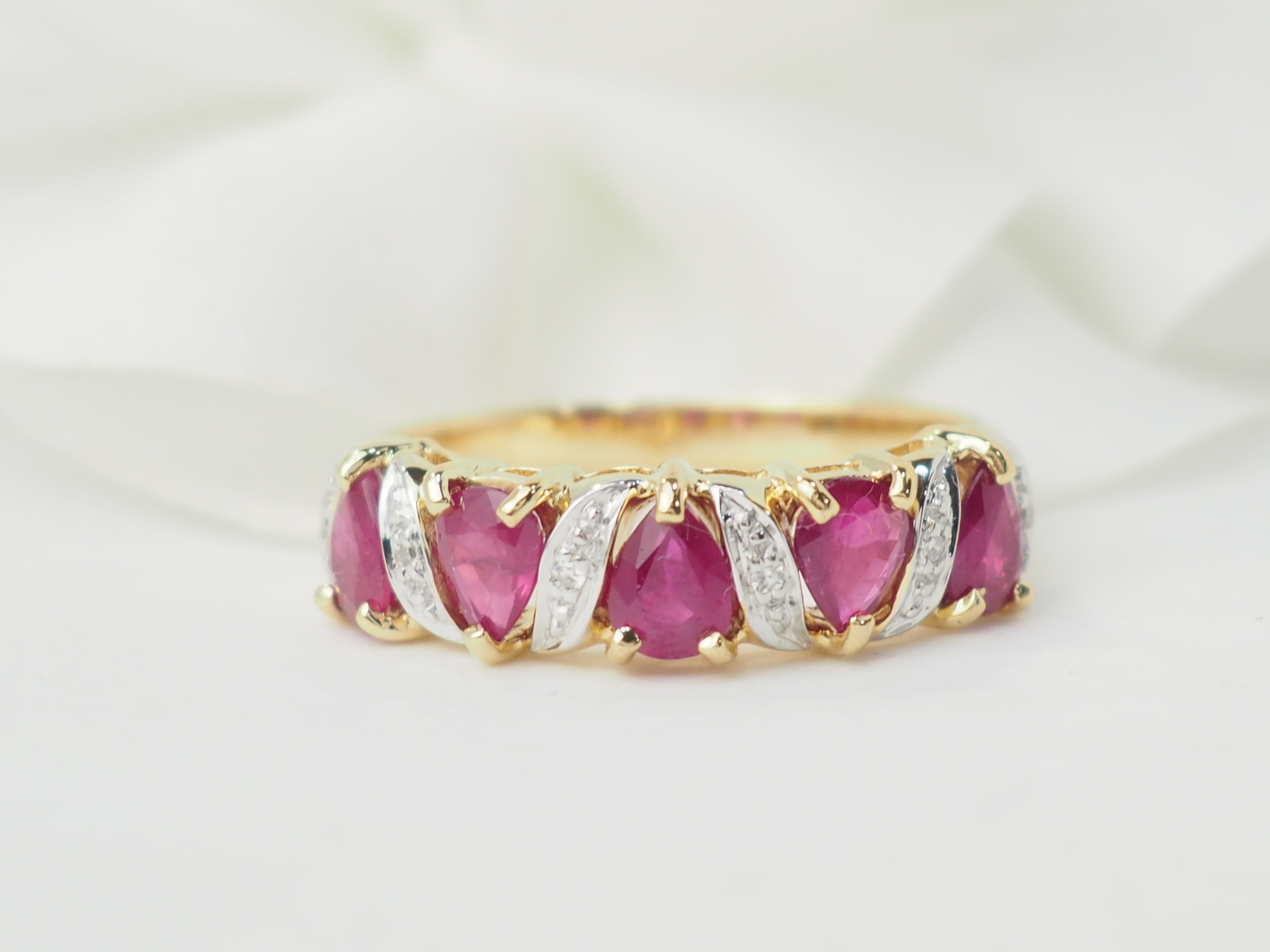 Bague en or jaune, rubis et diamants