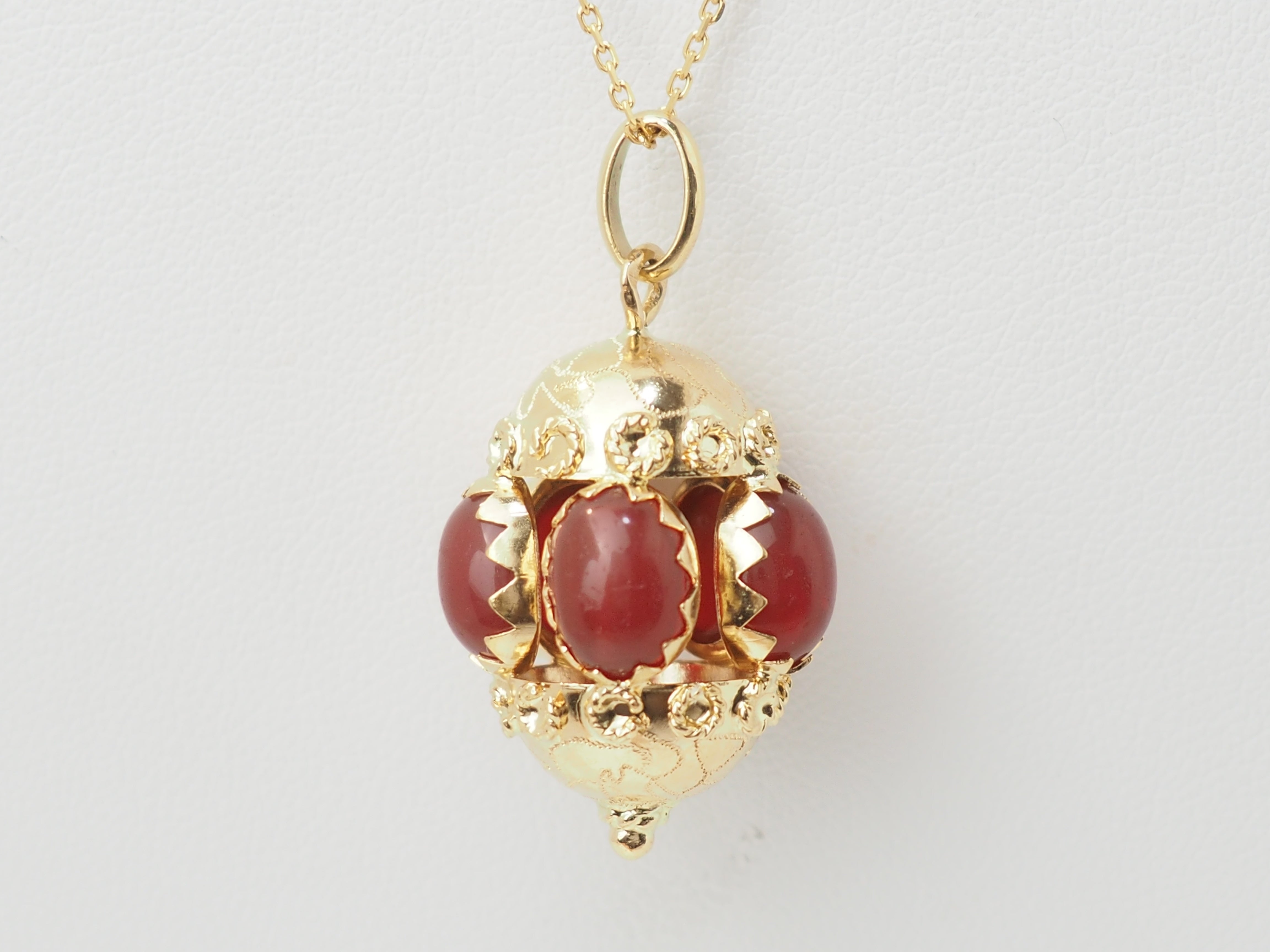 Pendentif breloque en or jaune et cormalines