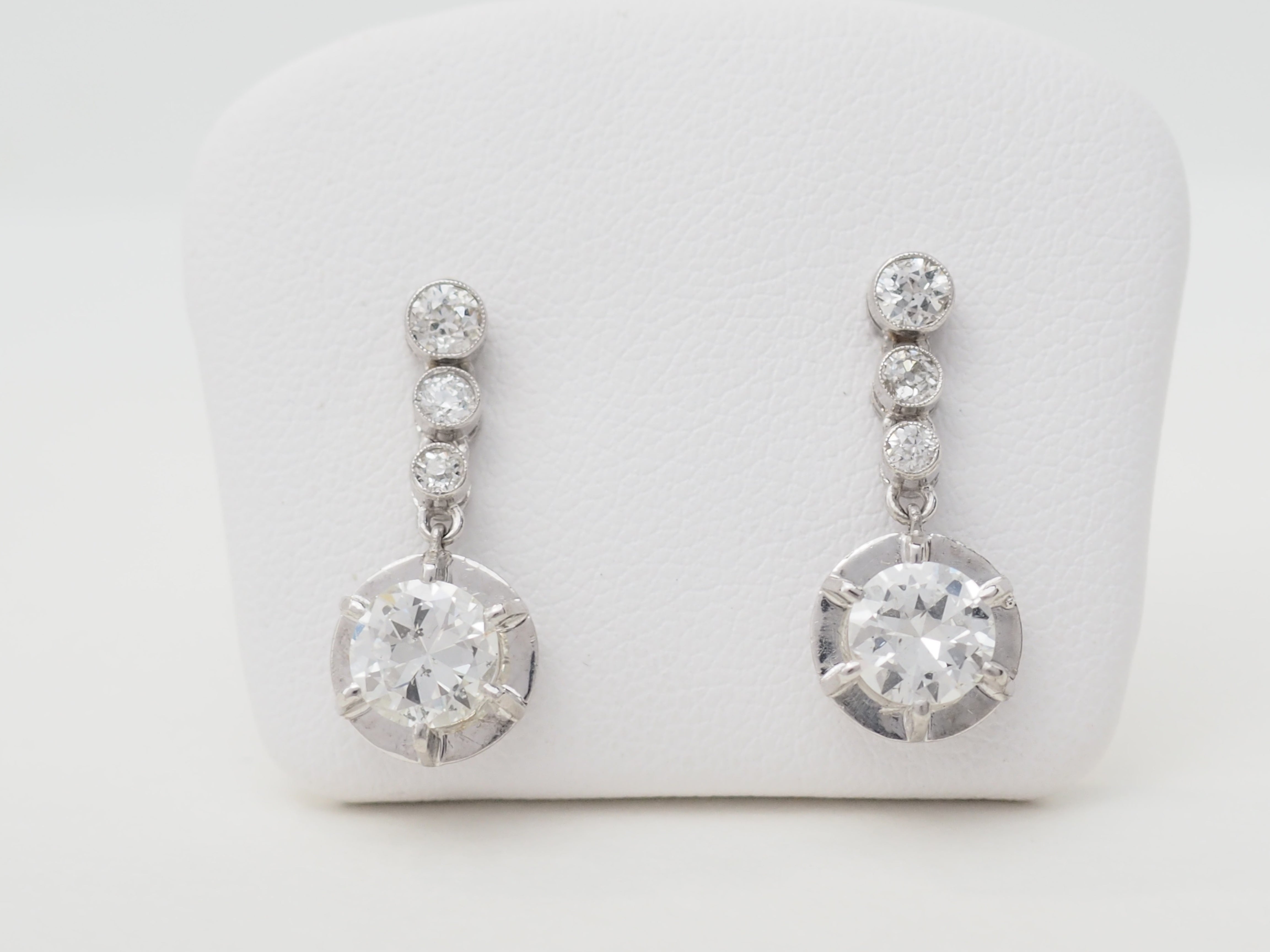 Paire-de-dormeuses-anciennes-or-blanc-diamants-annees-50