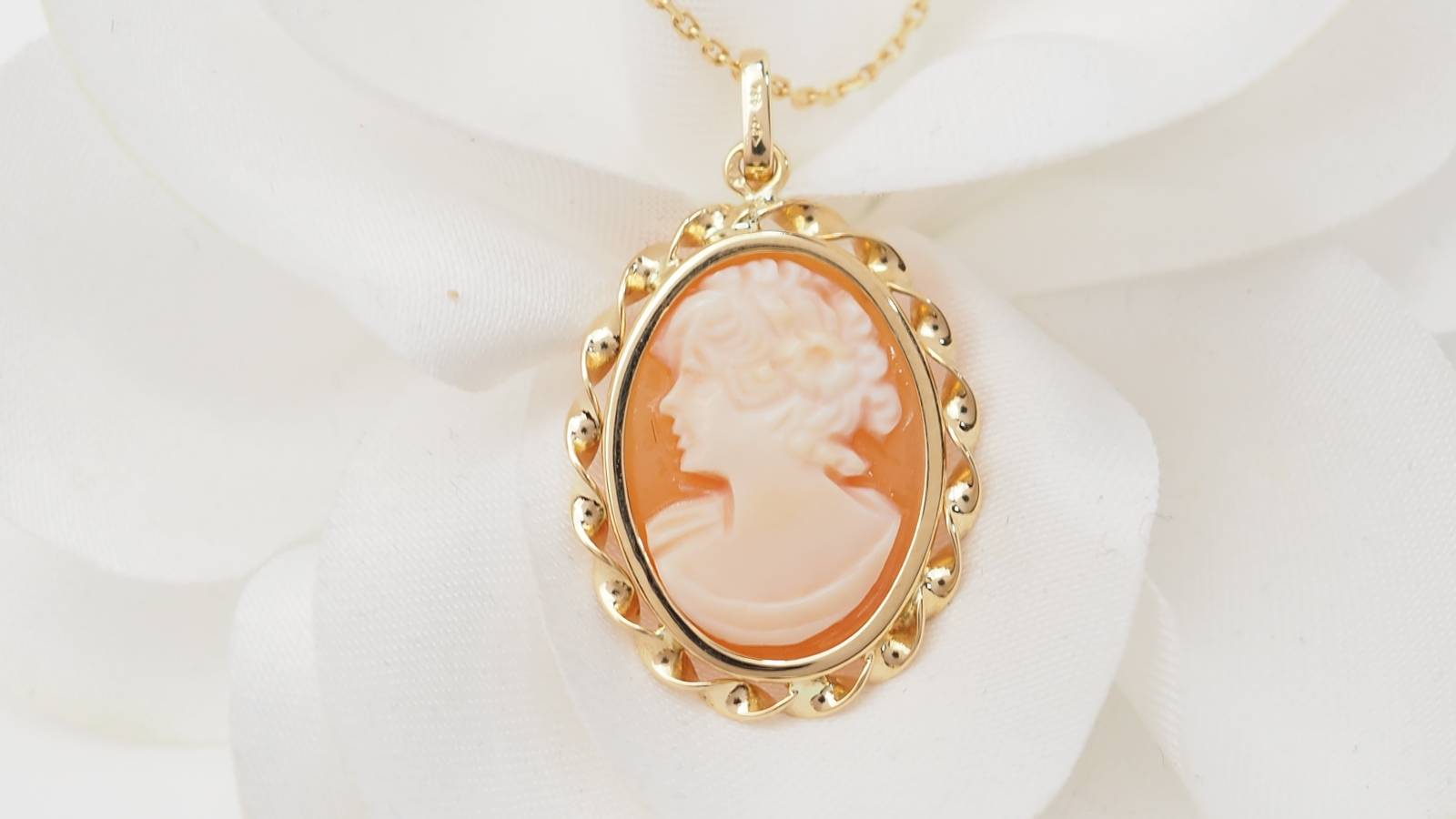 Pendentif en or jaune et camée