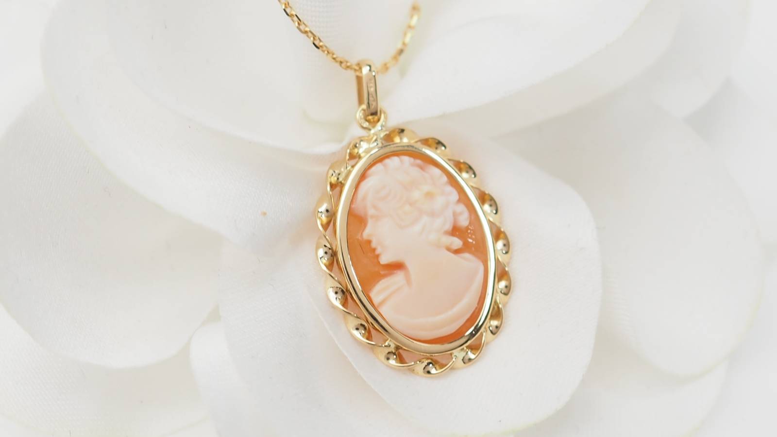 Pendentif en or jaune et camée