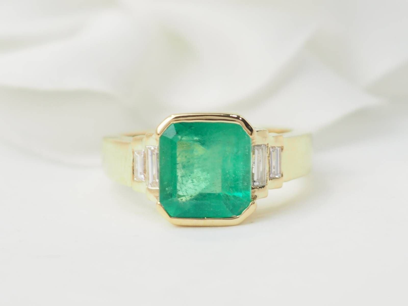 Bague en or jaune, émeraude et diamants