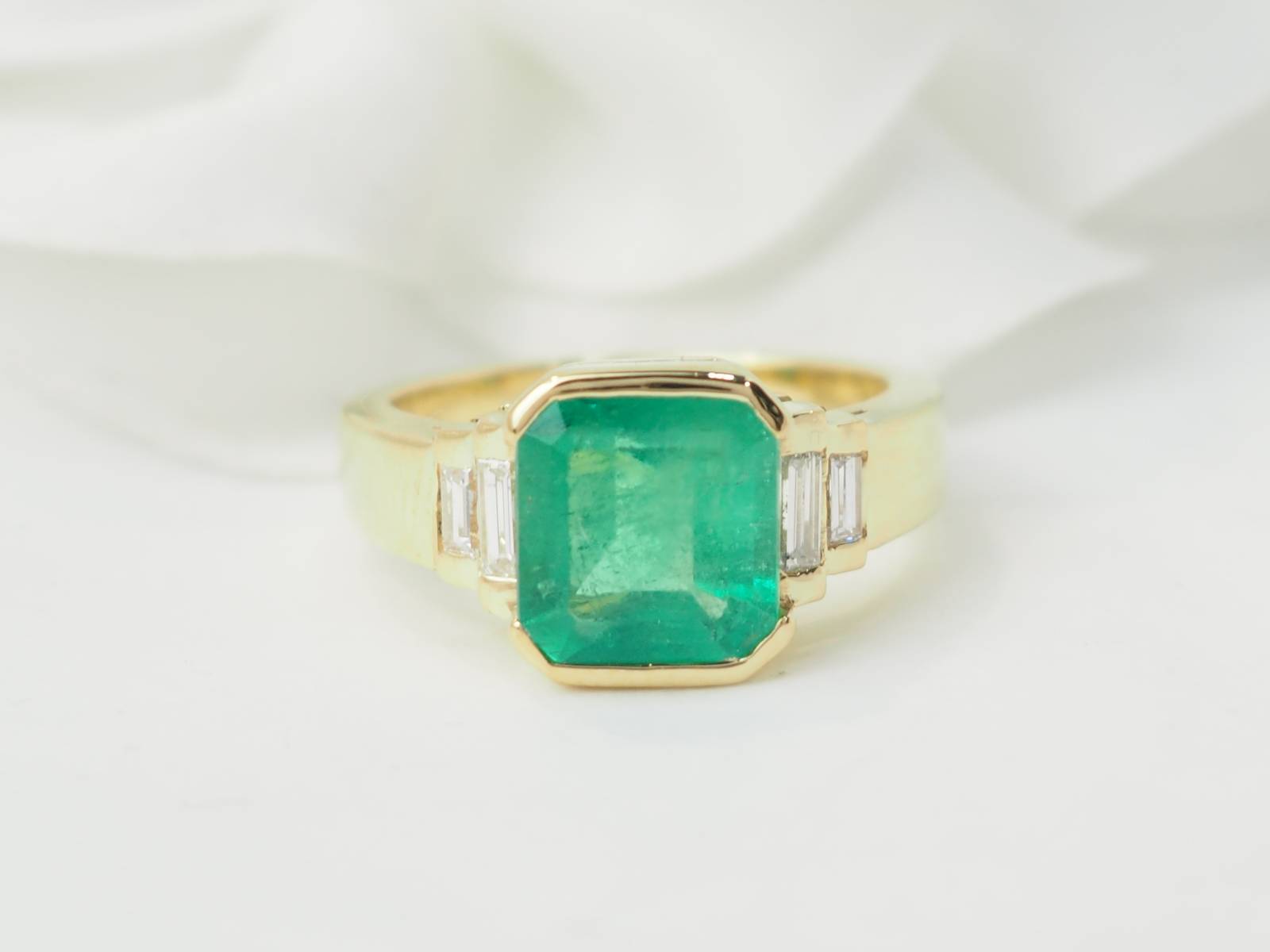 Bague en or jaune, émeraude et diamants