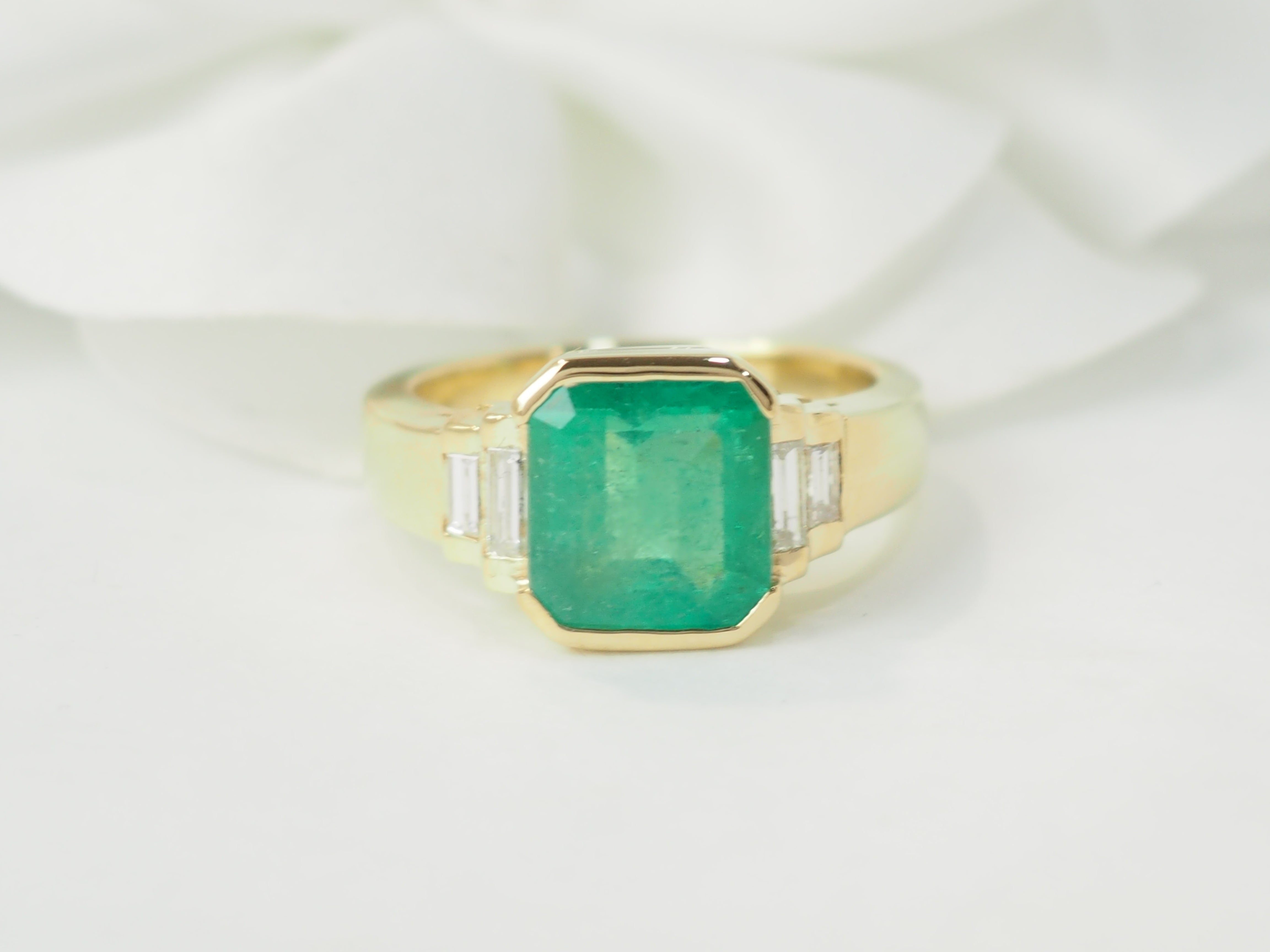 Bague en or jaune, émeraude et diamants