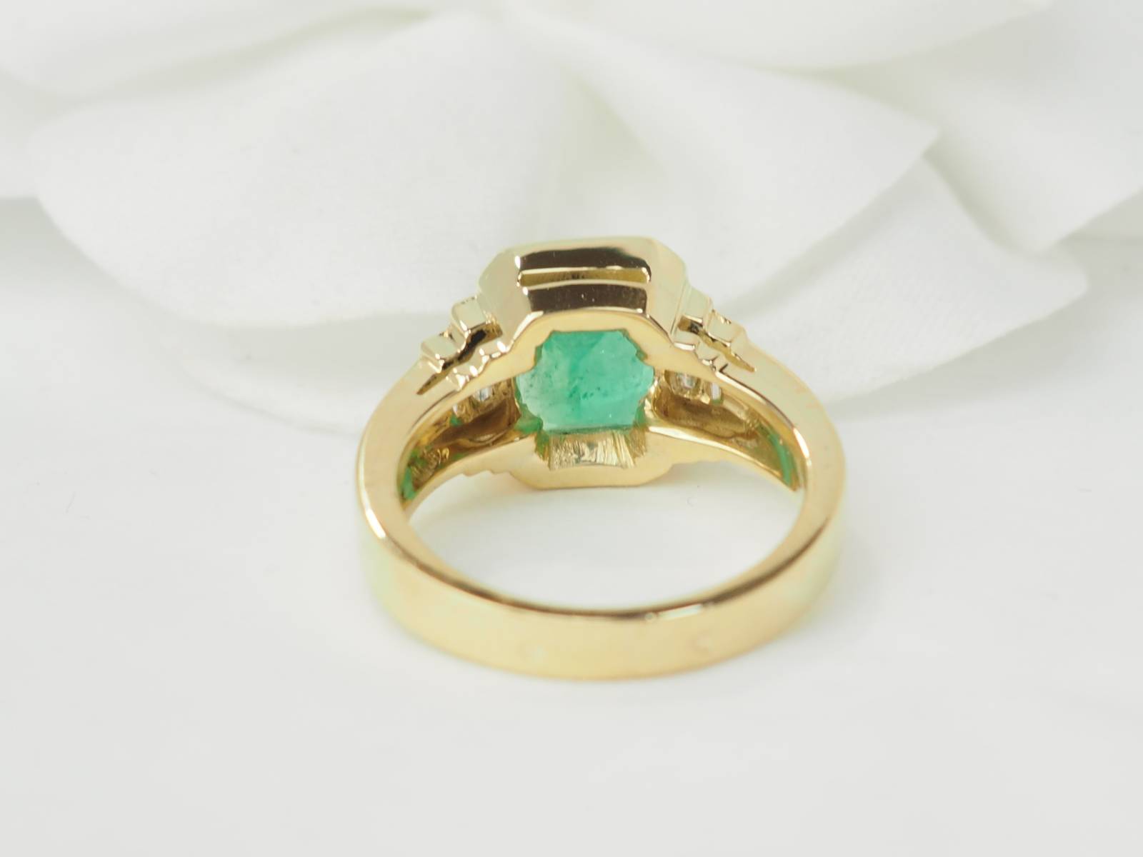 Bague en or jaune, émeraude et diamants