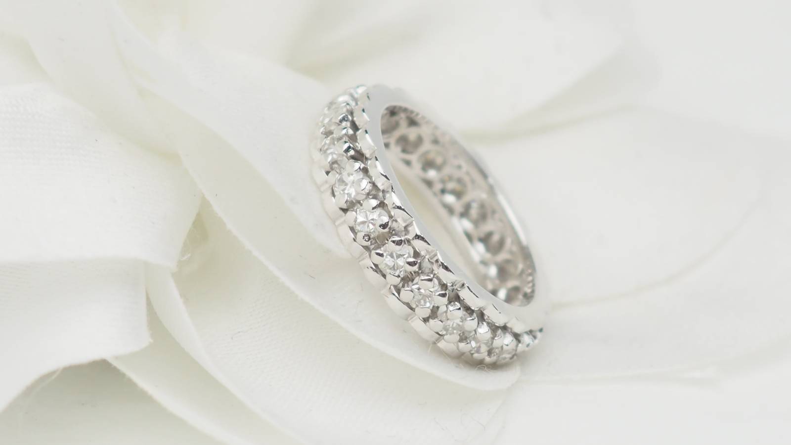 Alliance américaine ancienne en or blanc et diamants