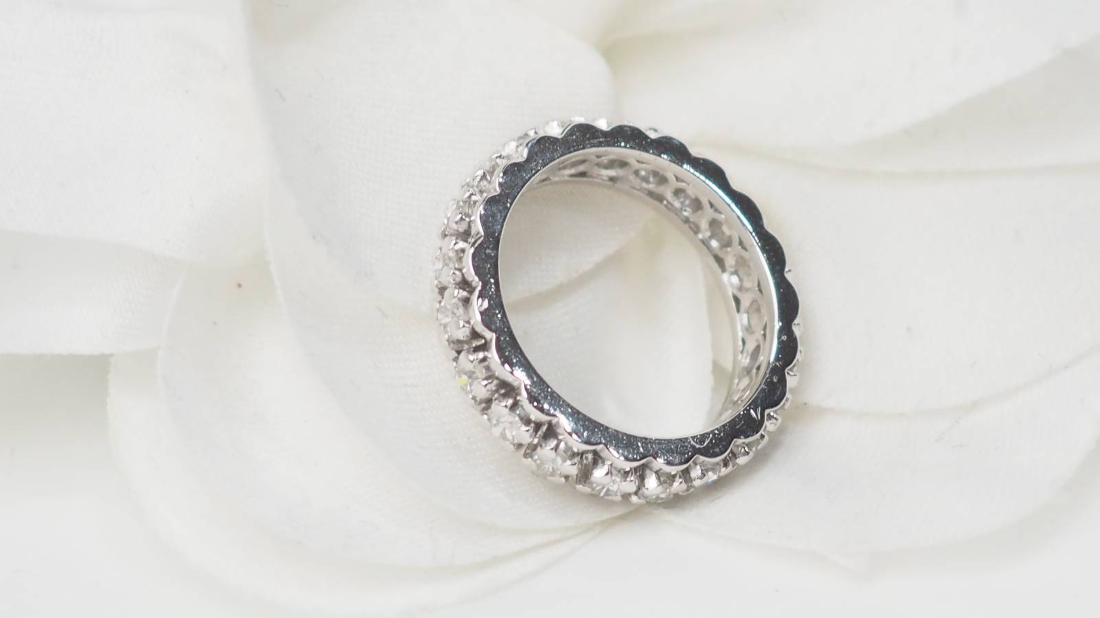 Alliance américaine ancienne en or blanc et diamants