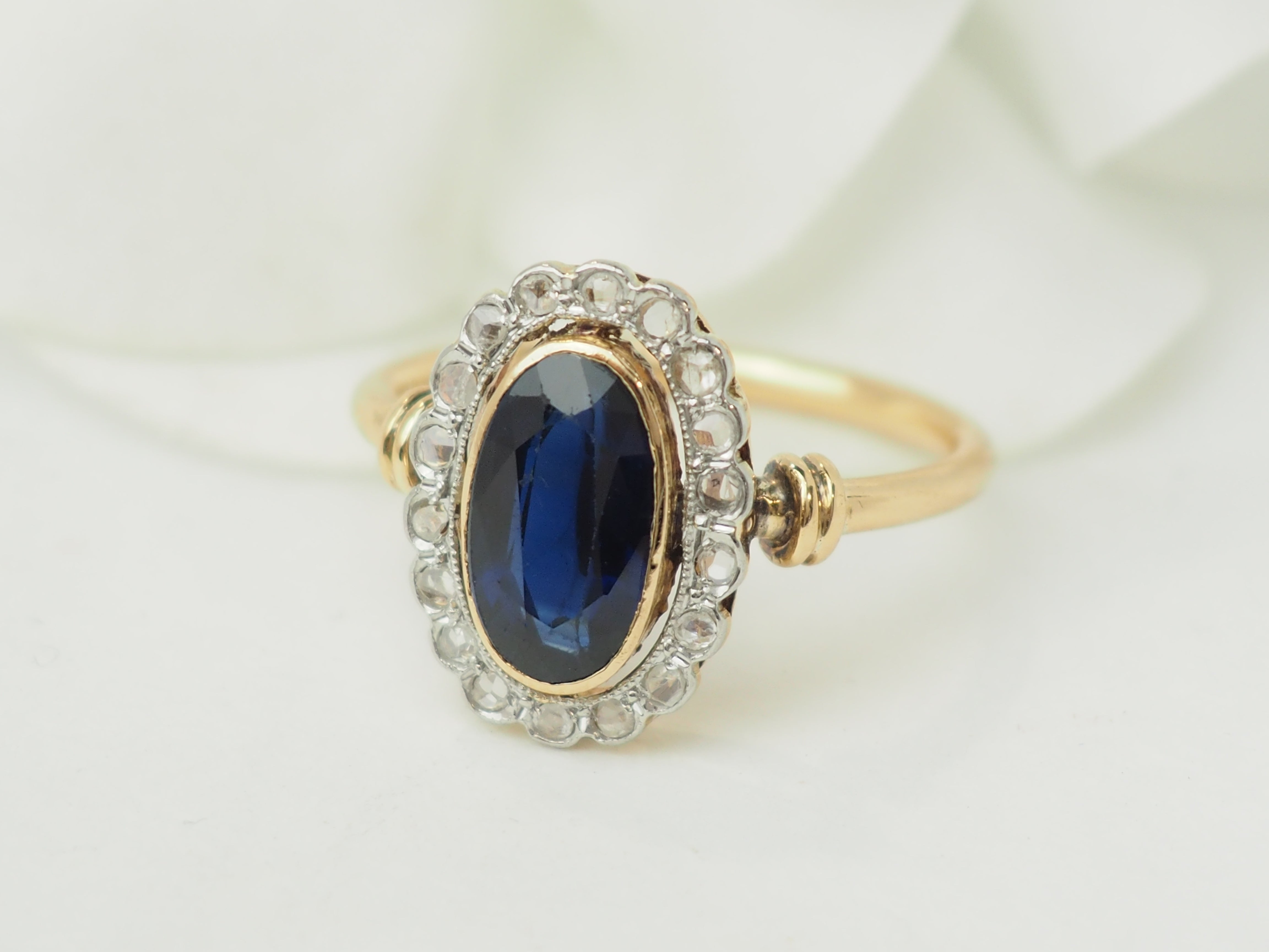 Bague pompadour en or jaune, Saphir et diamants