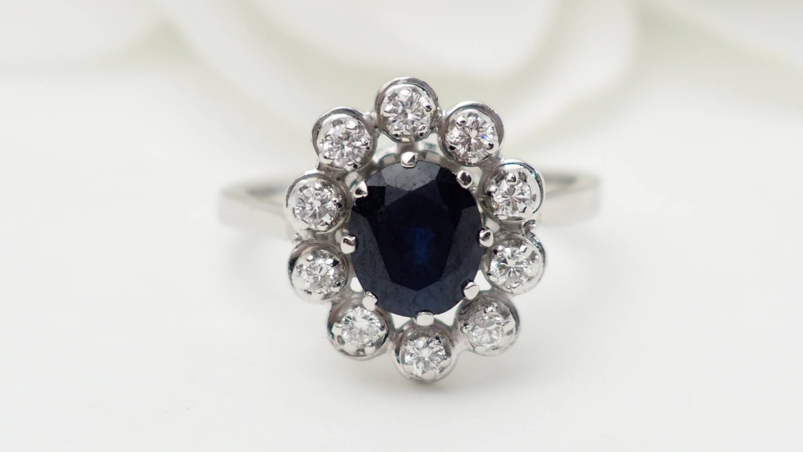 Bague marguerite en or blanc, saphir et diamants