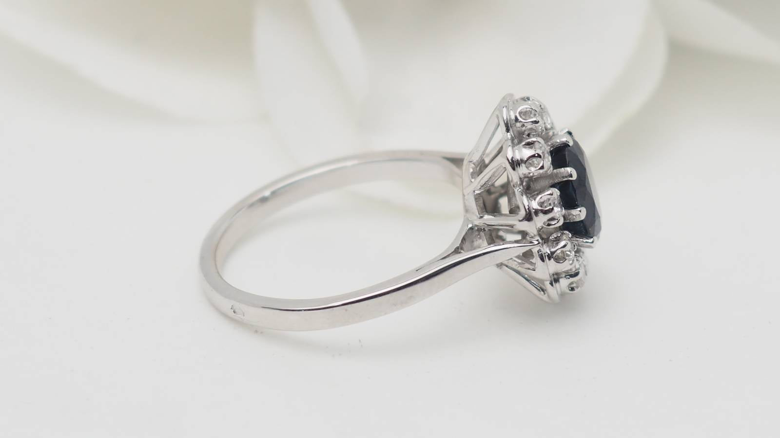 Bague marguerite en or blanc, saphir et diamants