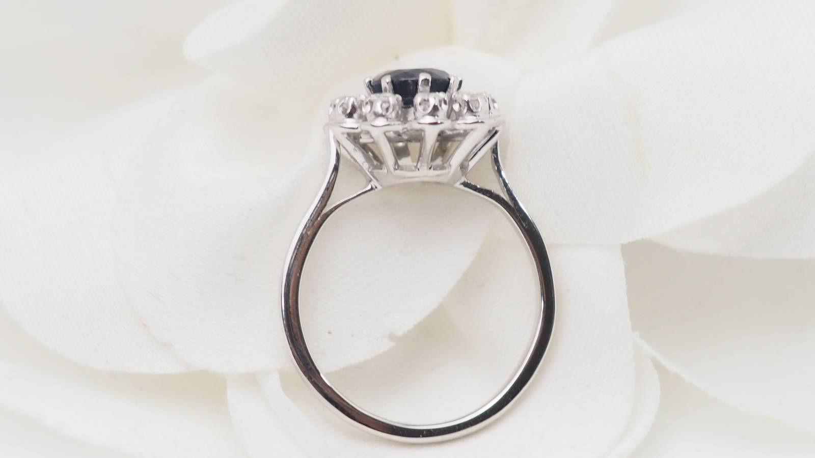 Bague marguerite en or blanc, saphir et diamants