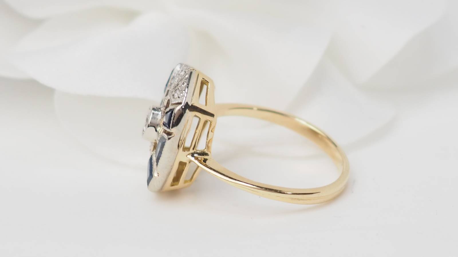 Bague ancienne en or jaune, saphirs et diamants