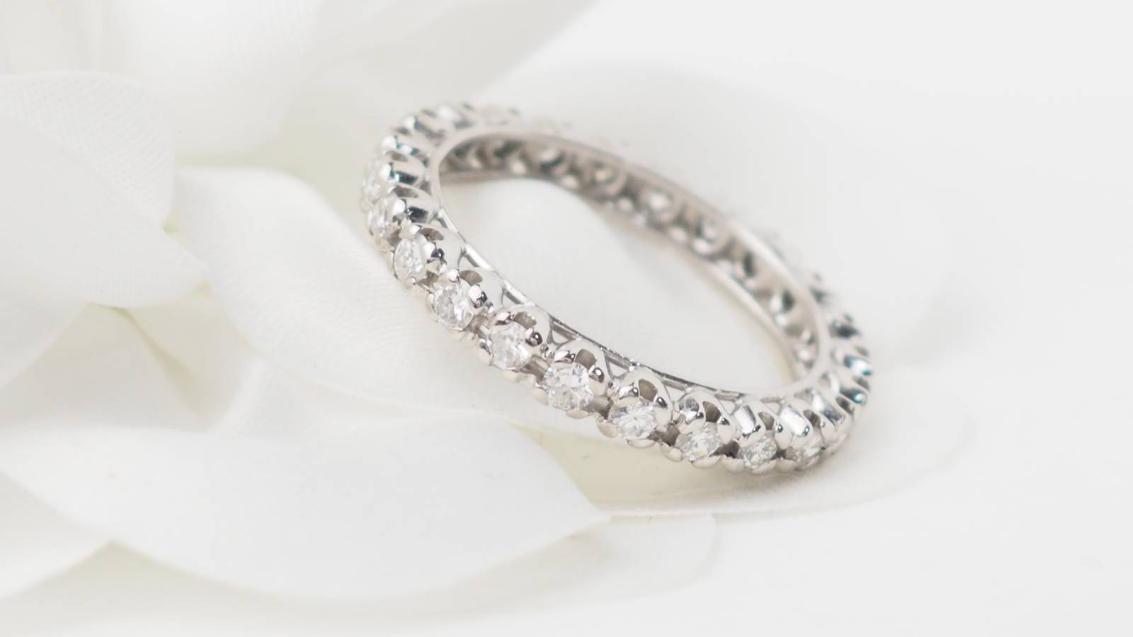 Alliance américaine en or blanc et diamants 1,20ct