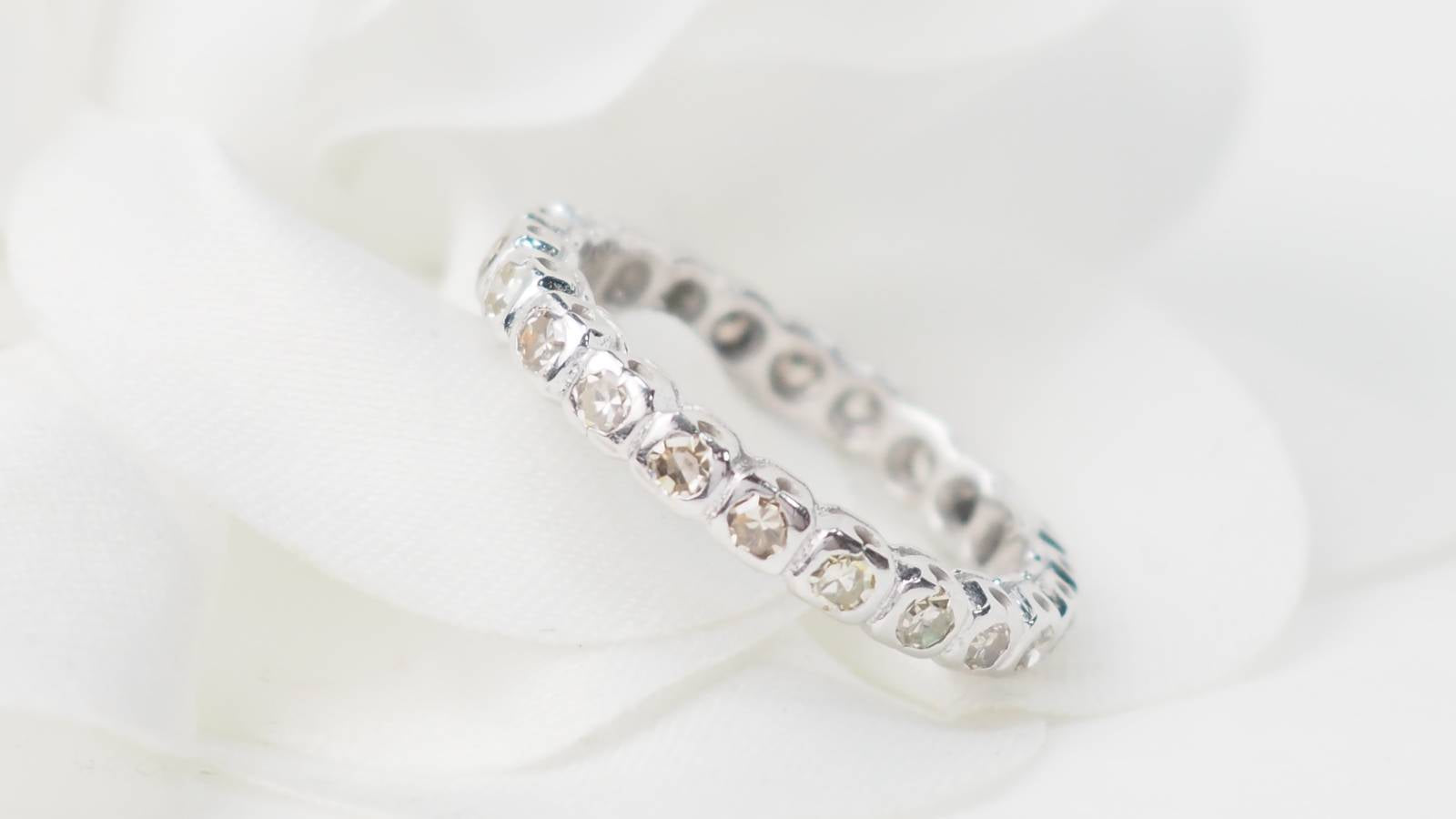 Alliance américaine en or blanc et diamants 0,22ct