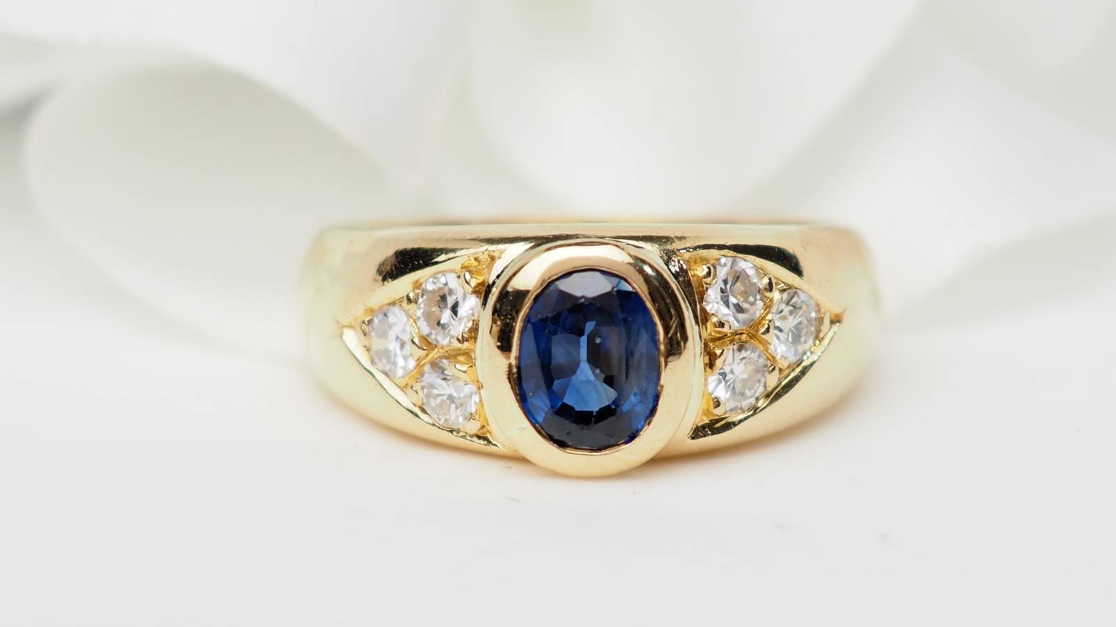 Bague Jonc en or jaune, spinelle bleu et diamants