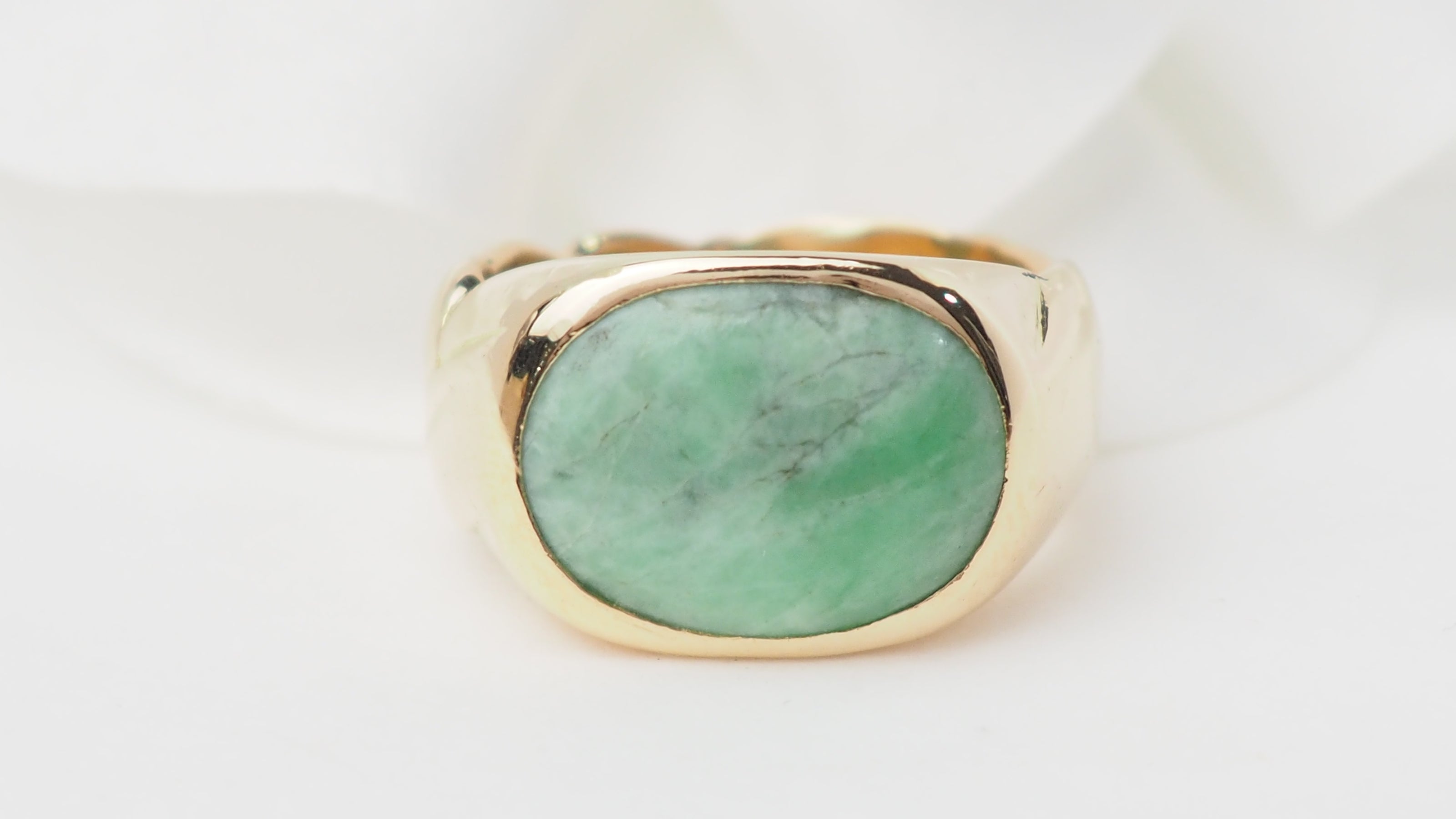 Bague chevalière en or jaune et cabochon jade
