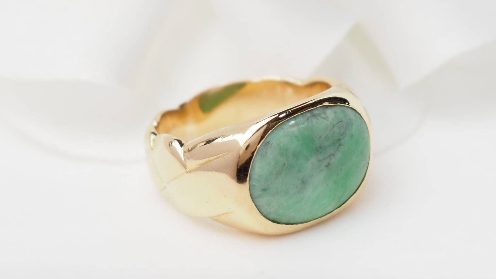 Bague chevalière en or jaune et cabochon jade