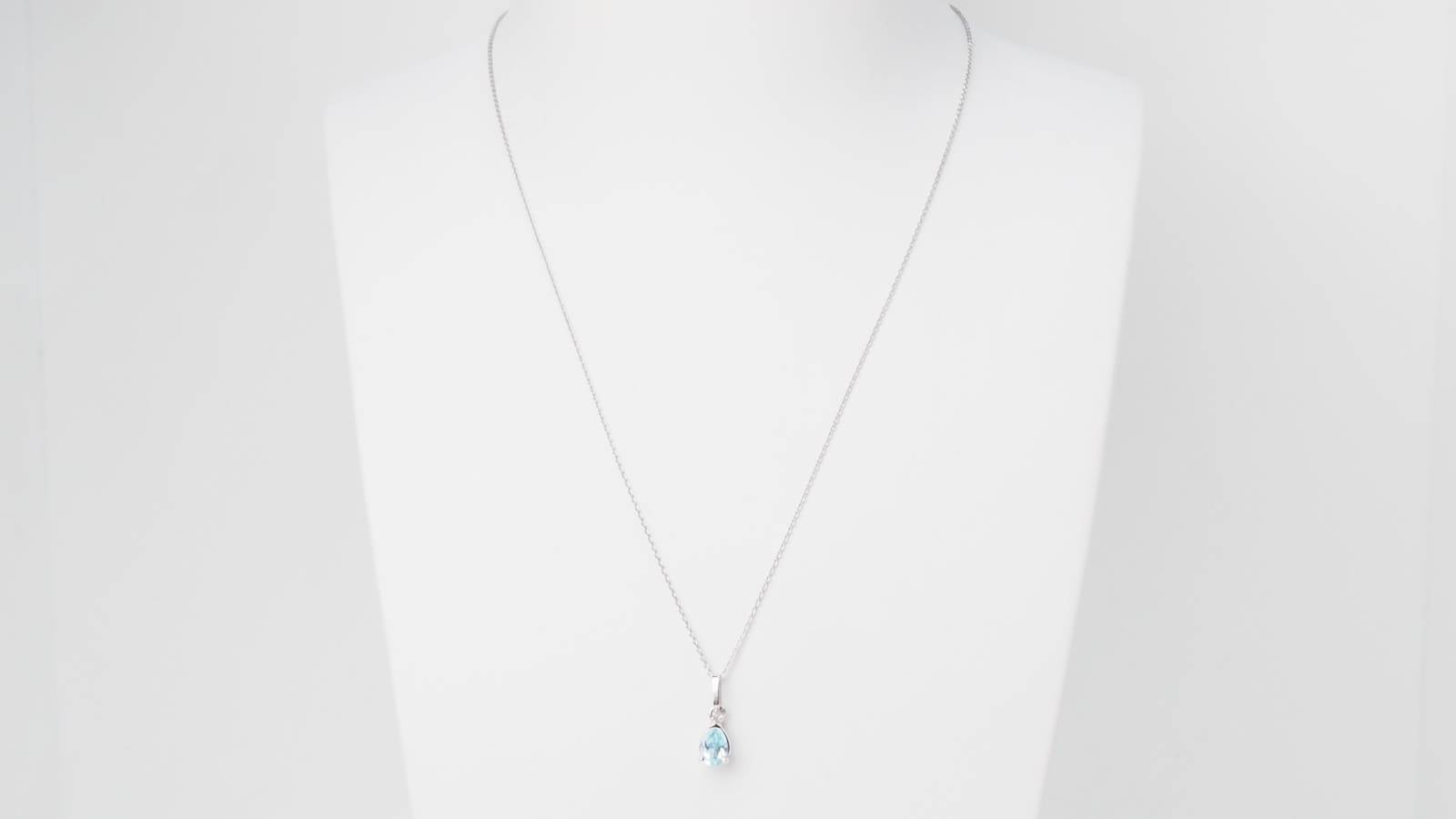 Collier solitaire en or blanc et topaze bleue
