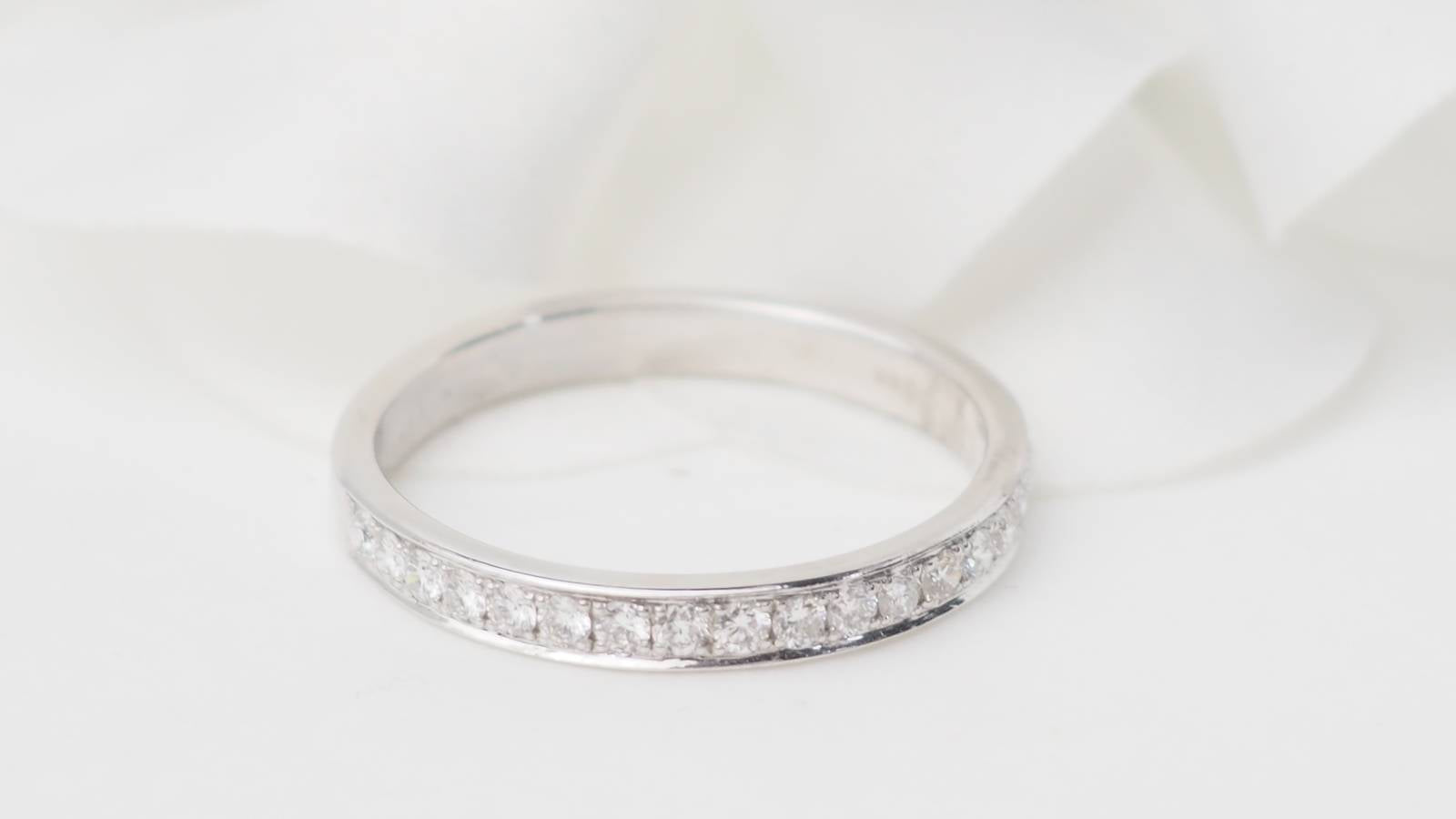 Demi alliance en or blanc et diamants 0.50ct