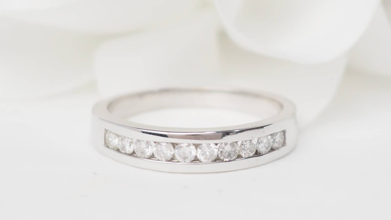 Demi alliance en or blanc et diamants 0.25ct