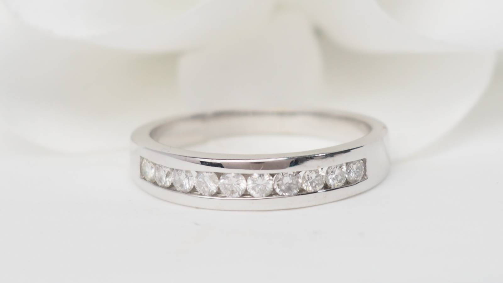 Demi alliance en or blanc et diamants 0.25ct