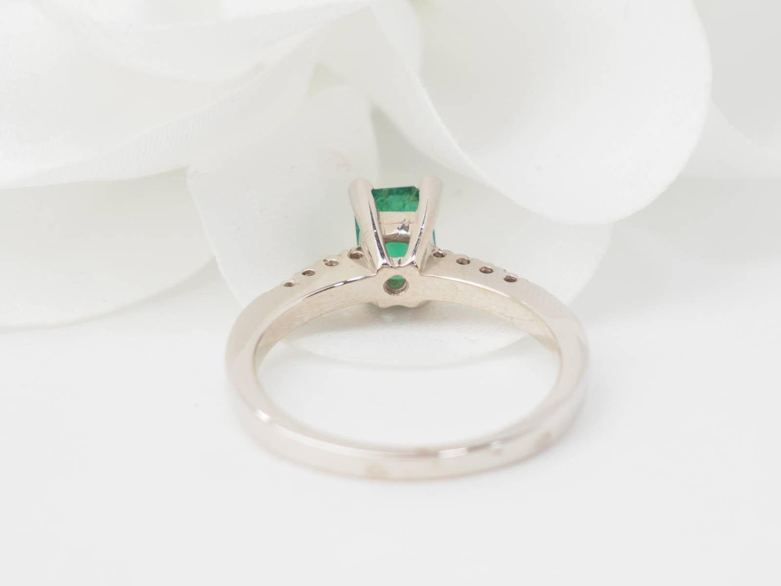 Bague solitaire en or blanc, émeraude et diamants