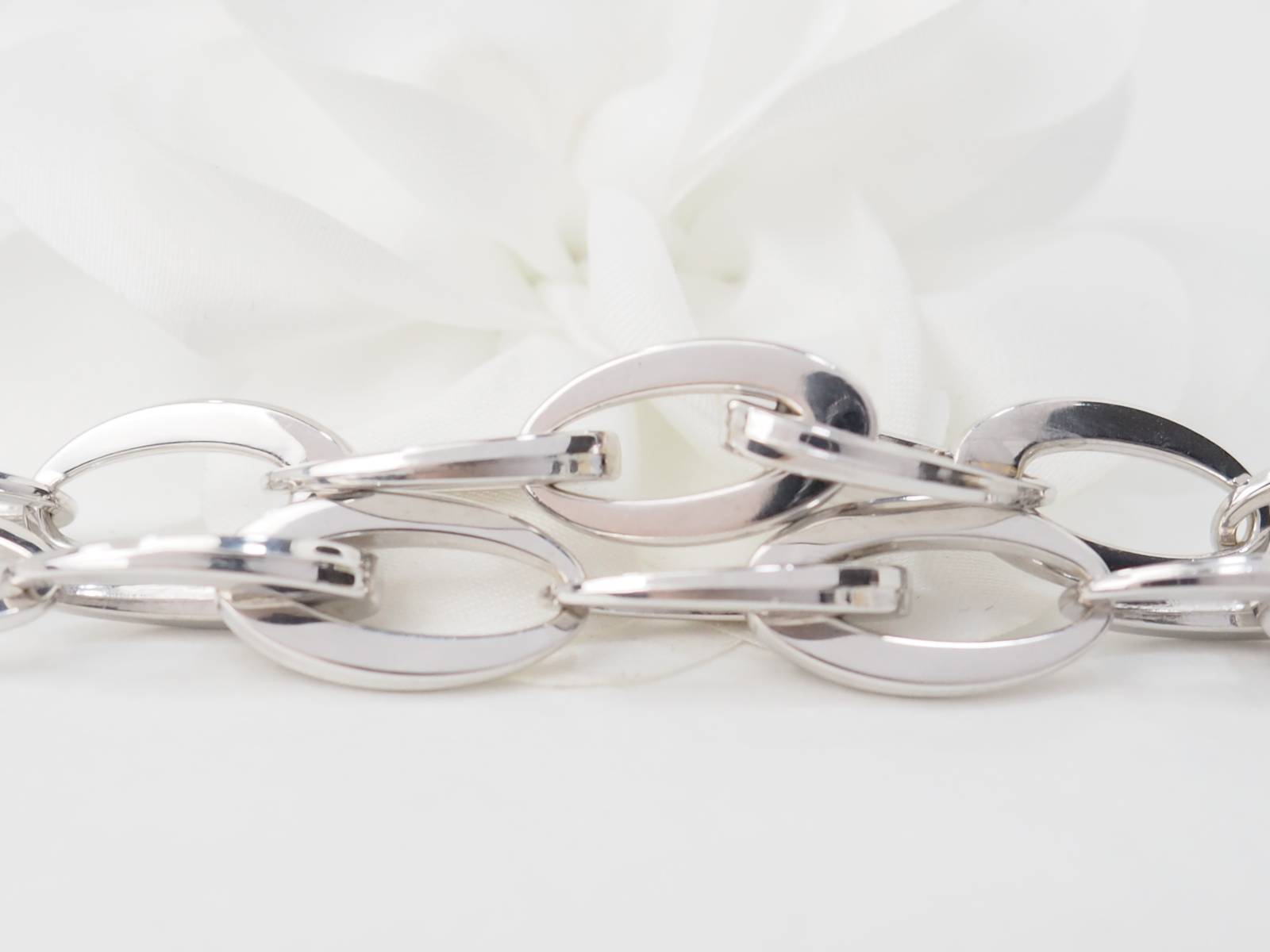 Collier maille ovale en or blanc