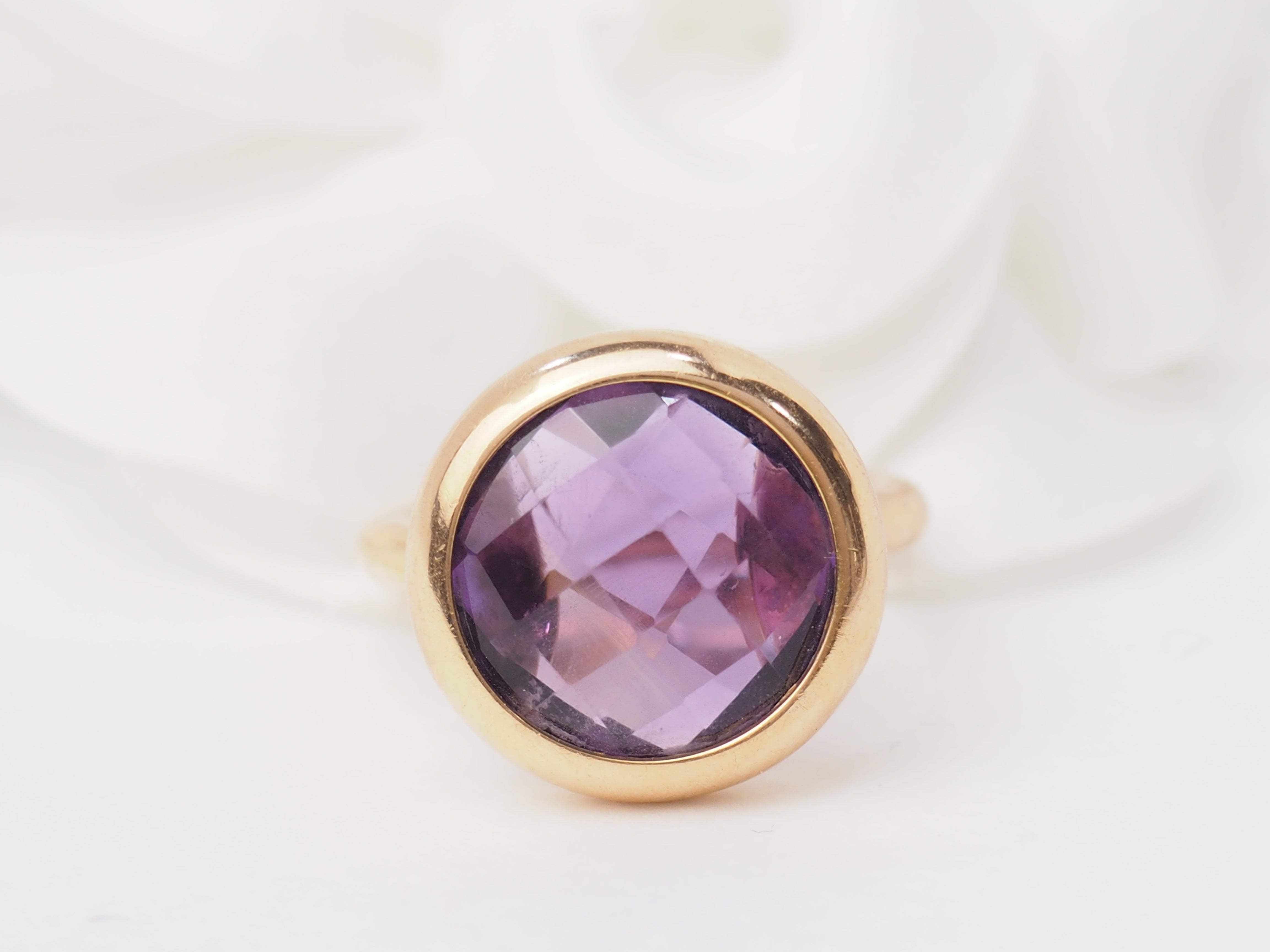 Bague ronde en or rose et améthyste façettée