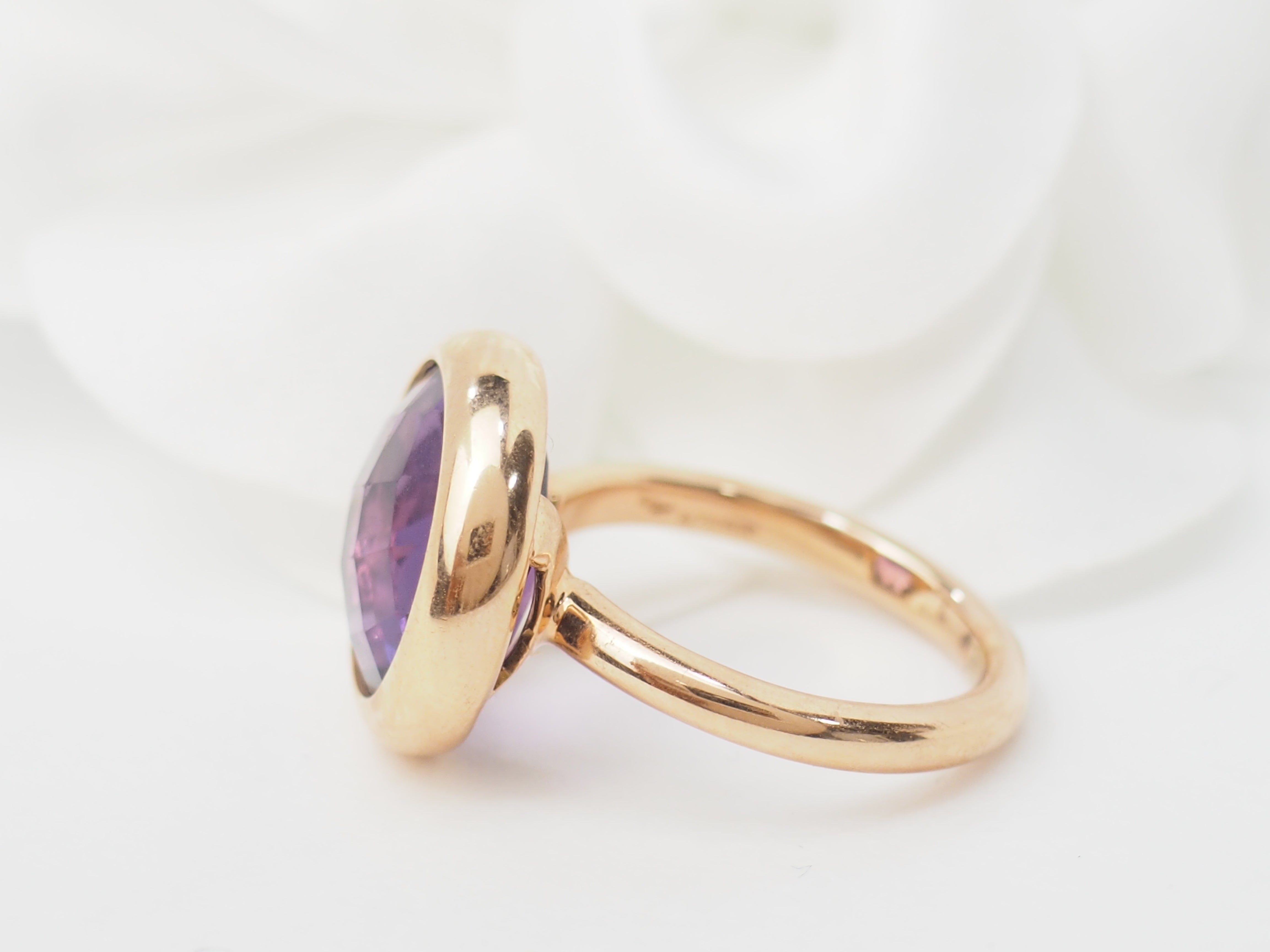 Bague ronde en or rose et améthyste façettée