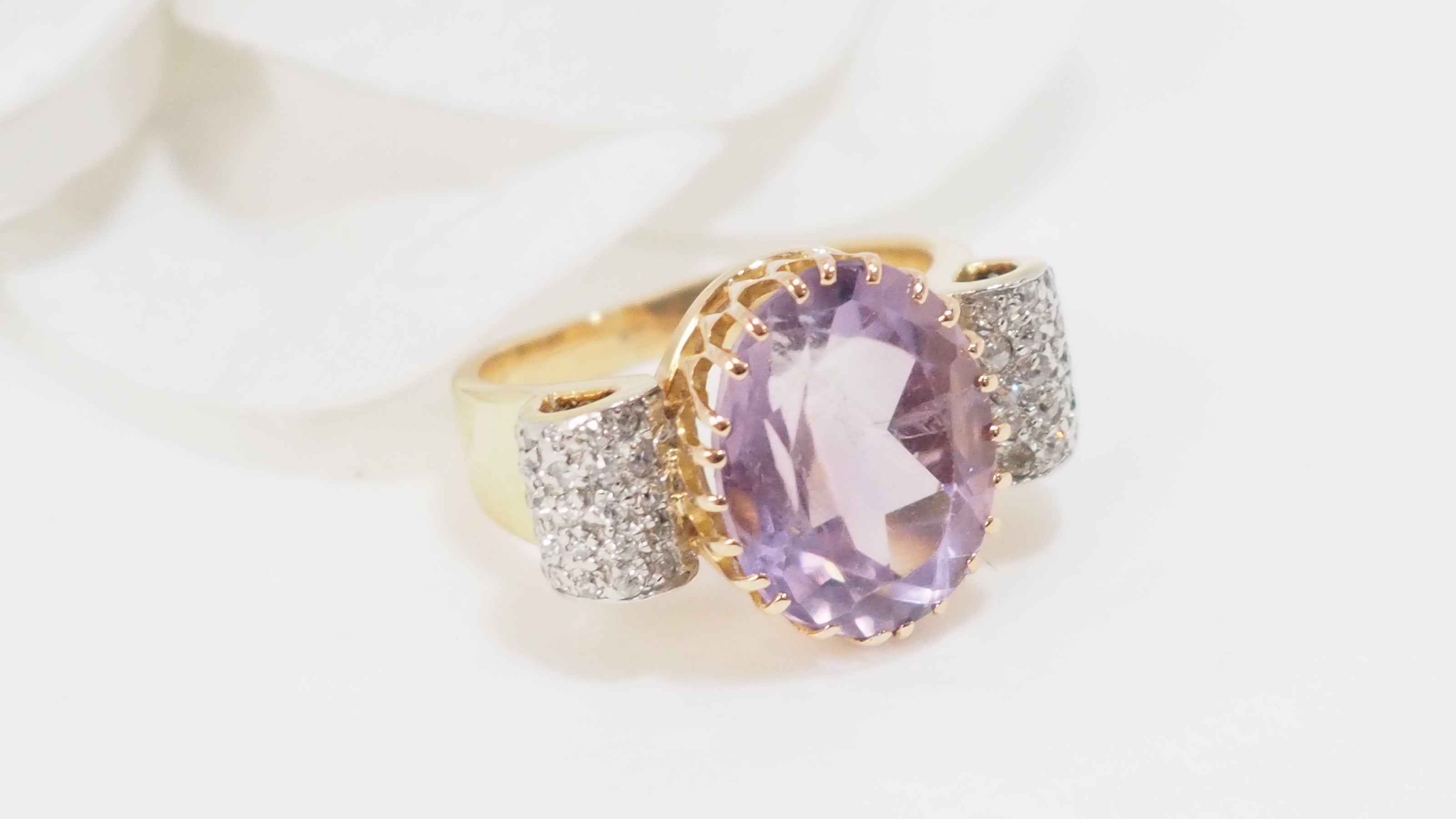 Bague noeud en or jaune, améthyste et diamants