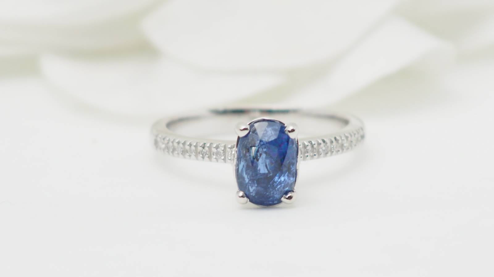 Bague en or blanc, saphir ovale et diamants