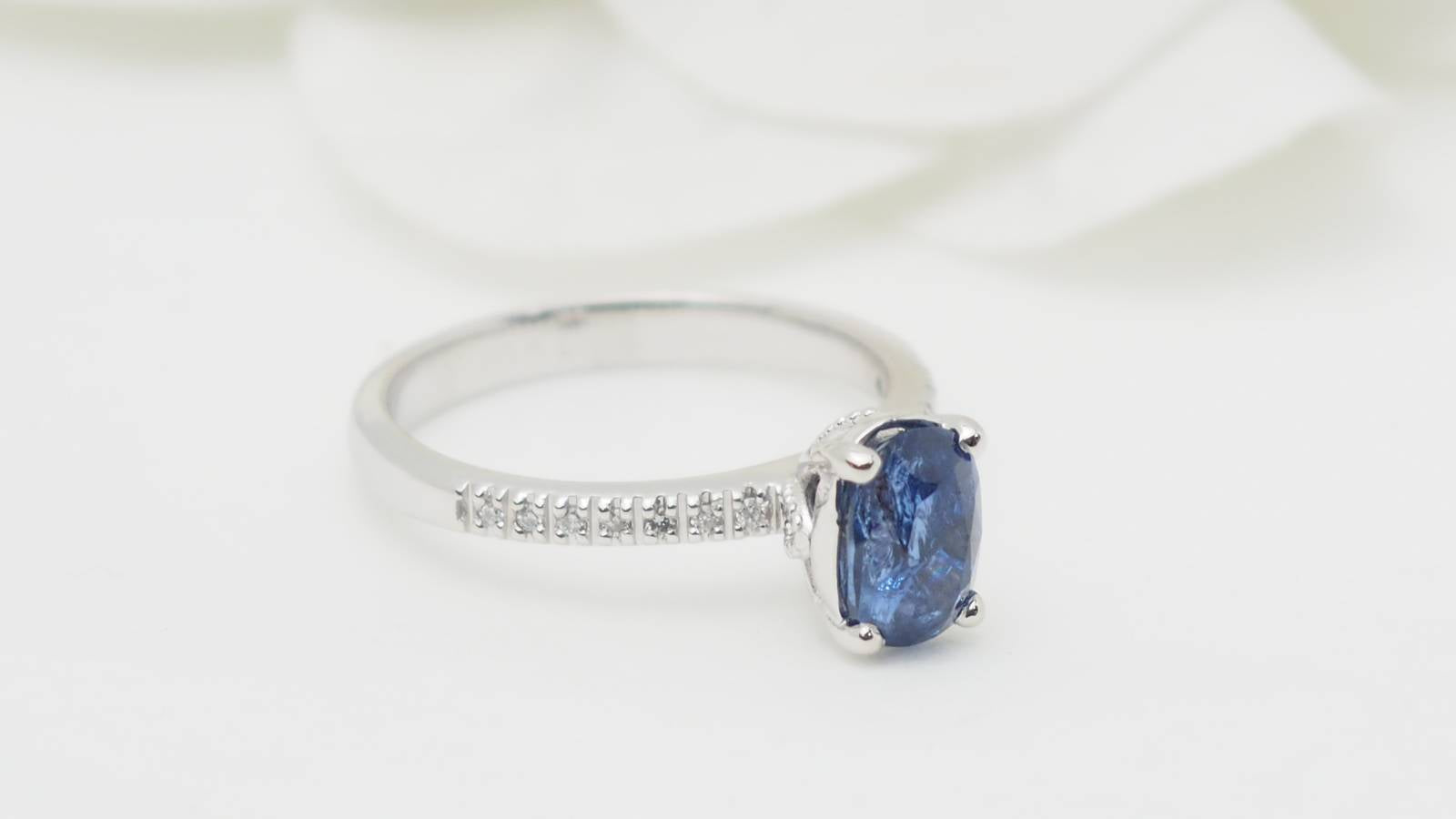 Bague en or blanc, saphir ovale et diamants