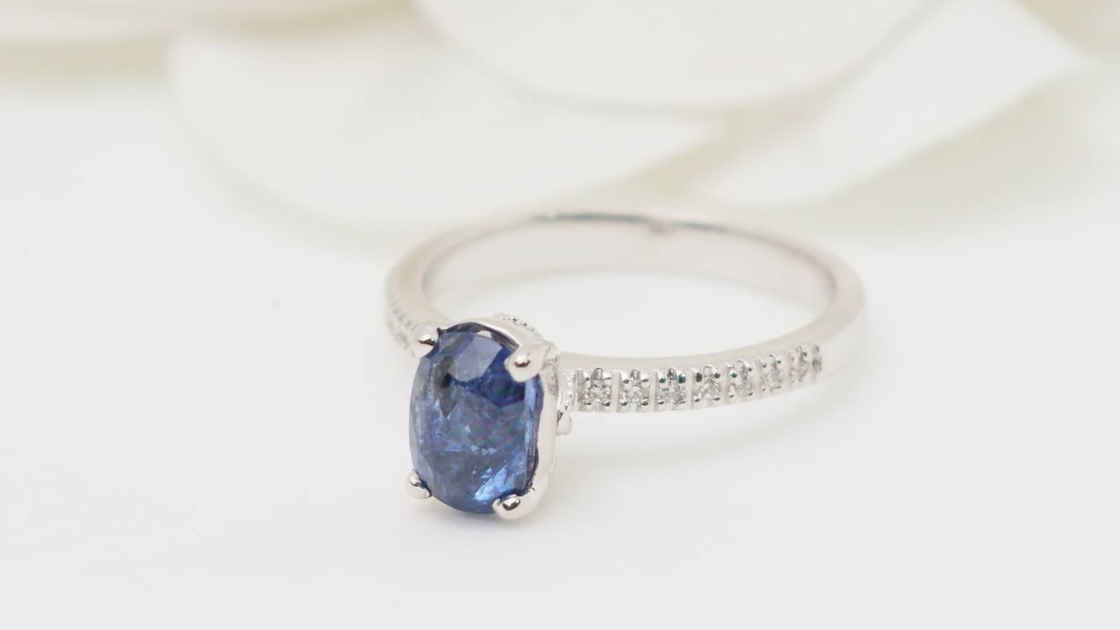 Bague en or blanc, saphir ovale et diamants