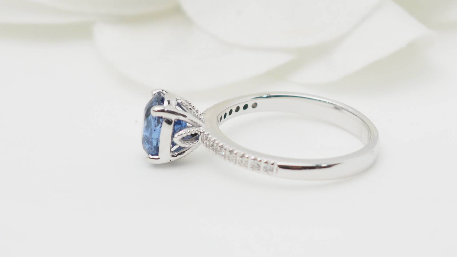 Bague en or blanc, saphir ovale et diamants