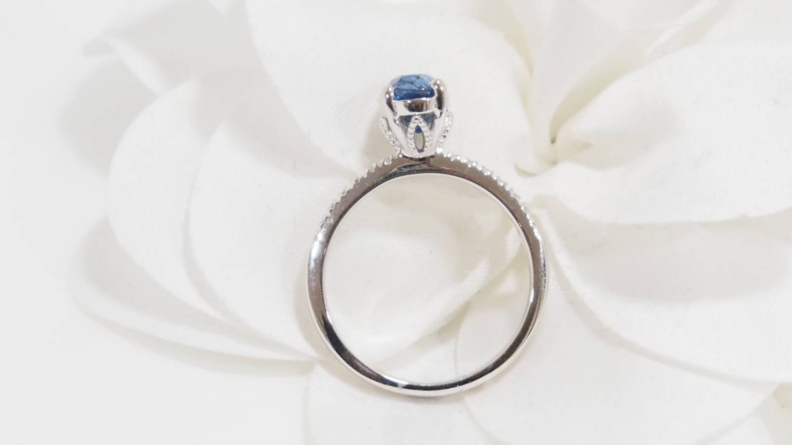 Bague en or blanc, saphir ovale et diamants