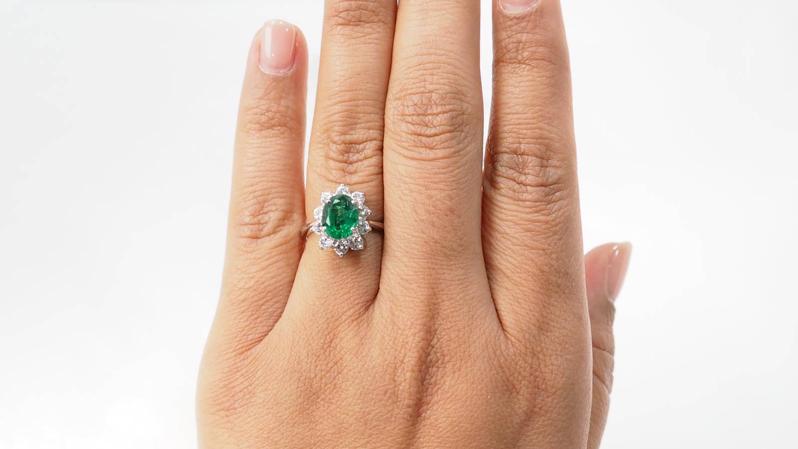 Bague entourage en or blanc, émeraude de Zambie et diamants