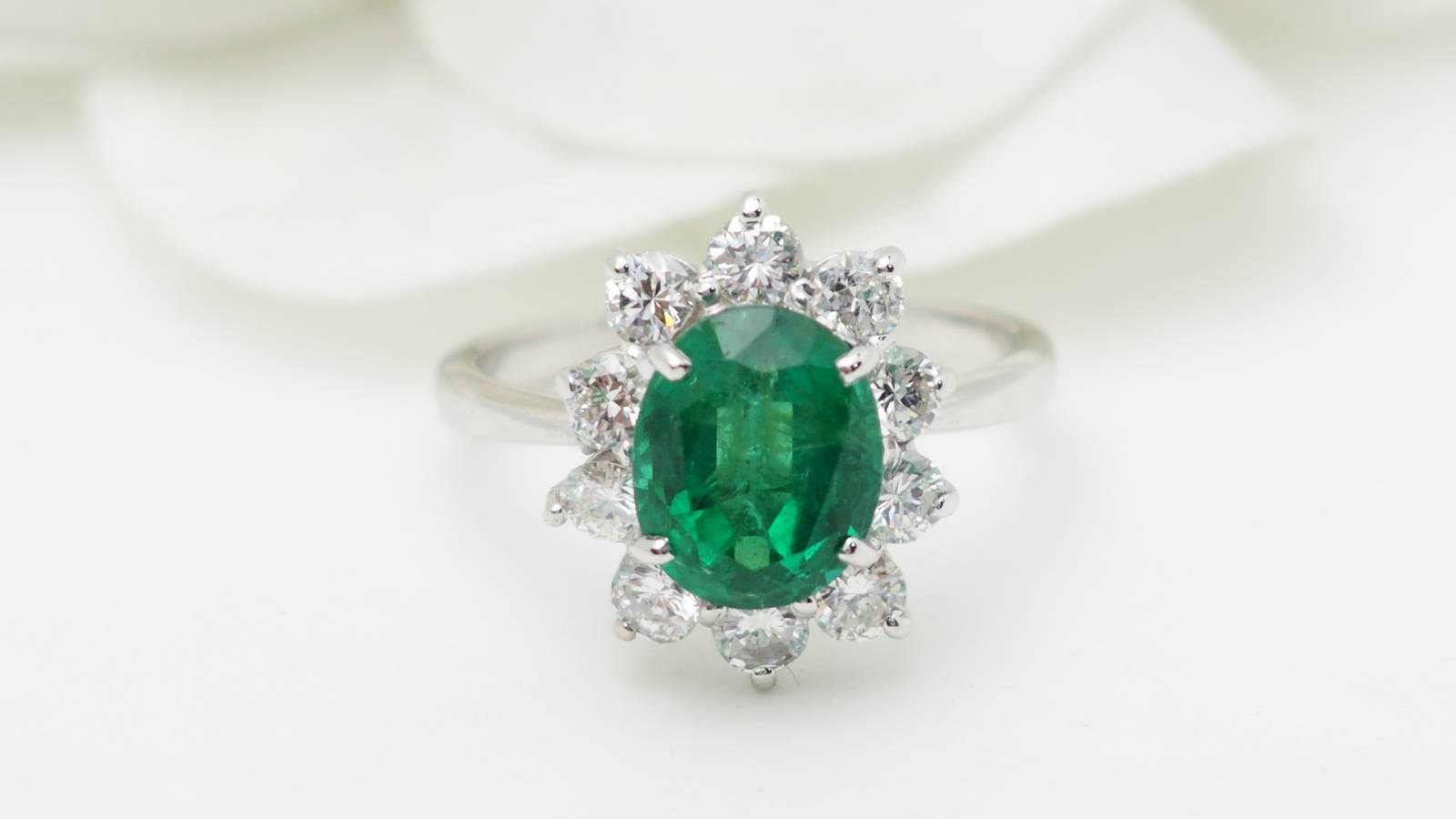 Bague entourage en or blanc, émeraude de Zambie et diamants