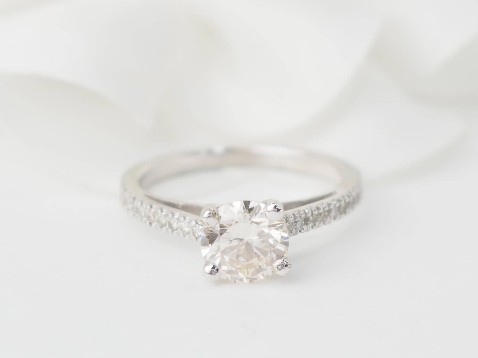 Bague solitaire en or blanc et diamants 1.20ct