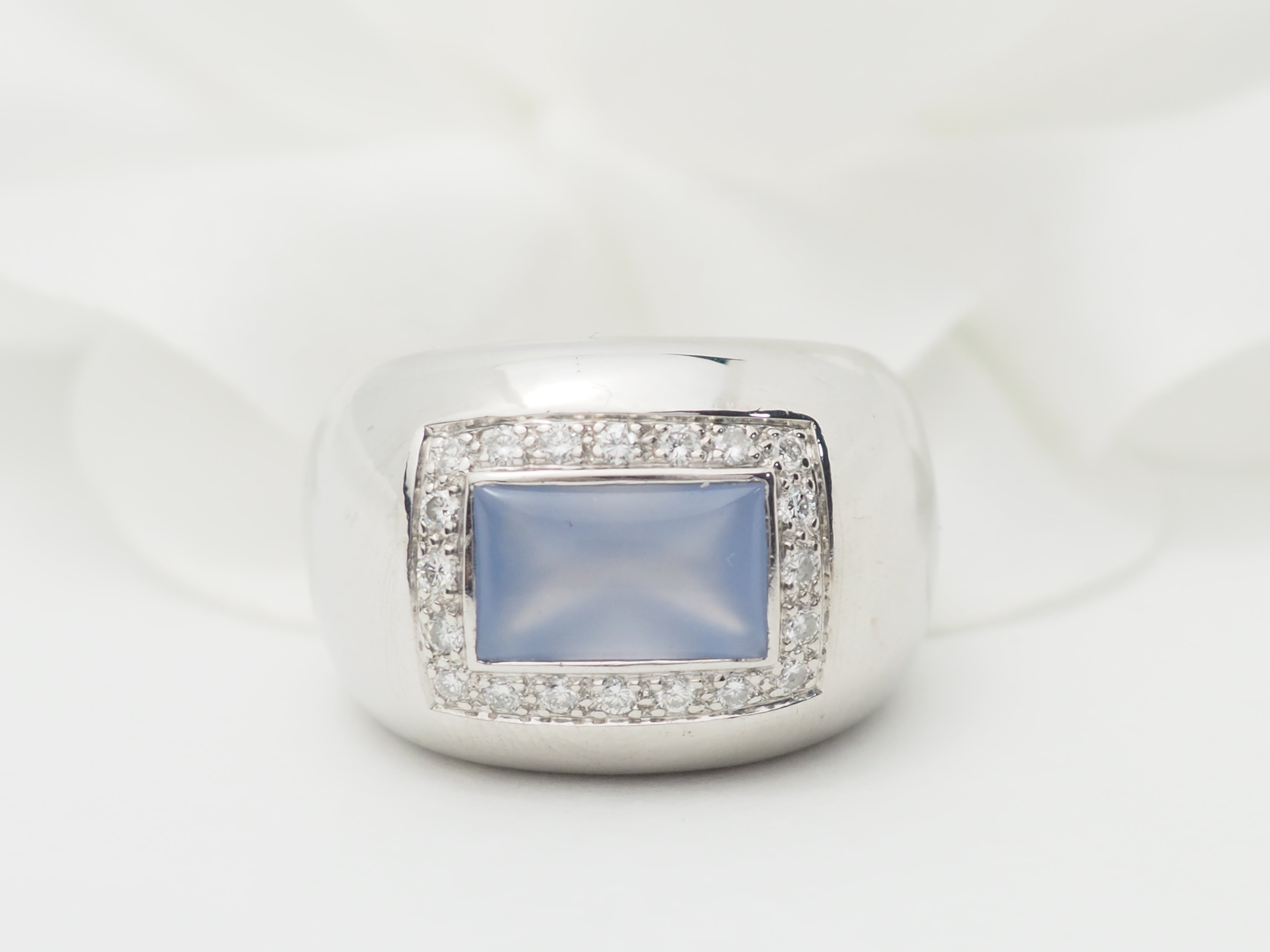 Bague Poiray en or blanc, calcédoine bleue et diamants